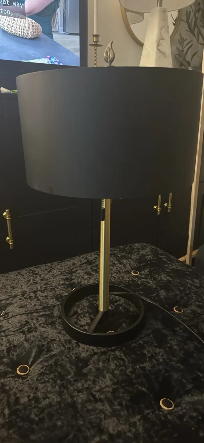 Modern Black and Gold Table Lamp image indicator(2)