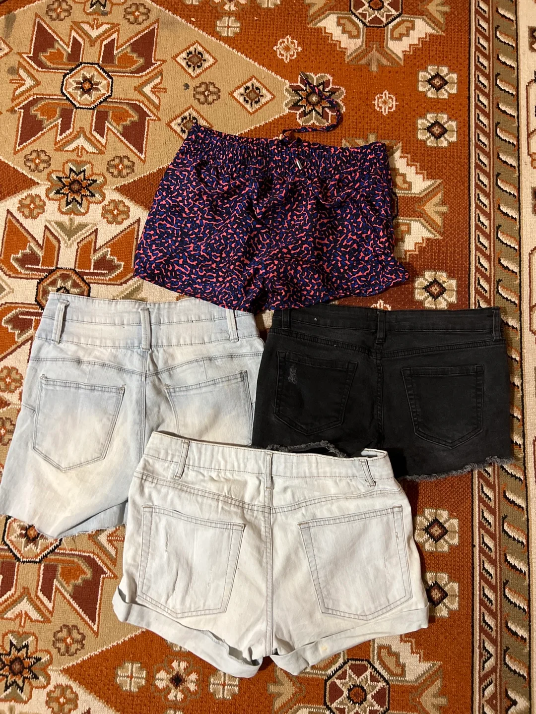 Bundle of 4 women's shorts image indicator(2)