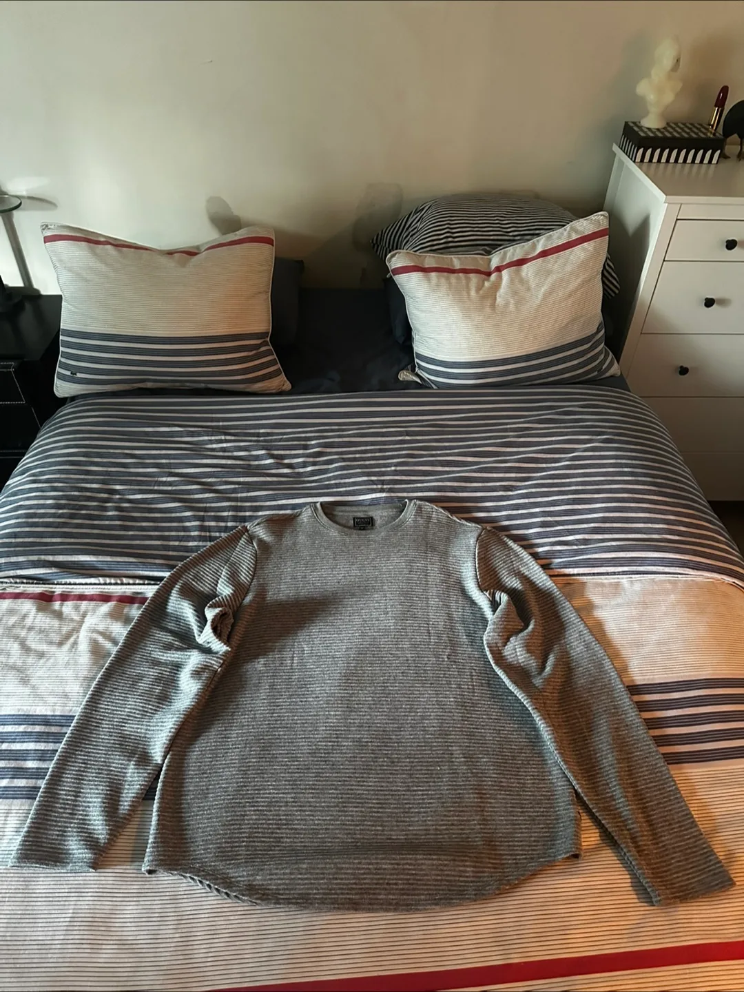 BRAND NEW GUESS CREWNECK SWEATER thumbnail