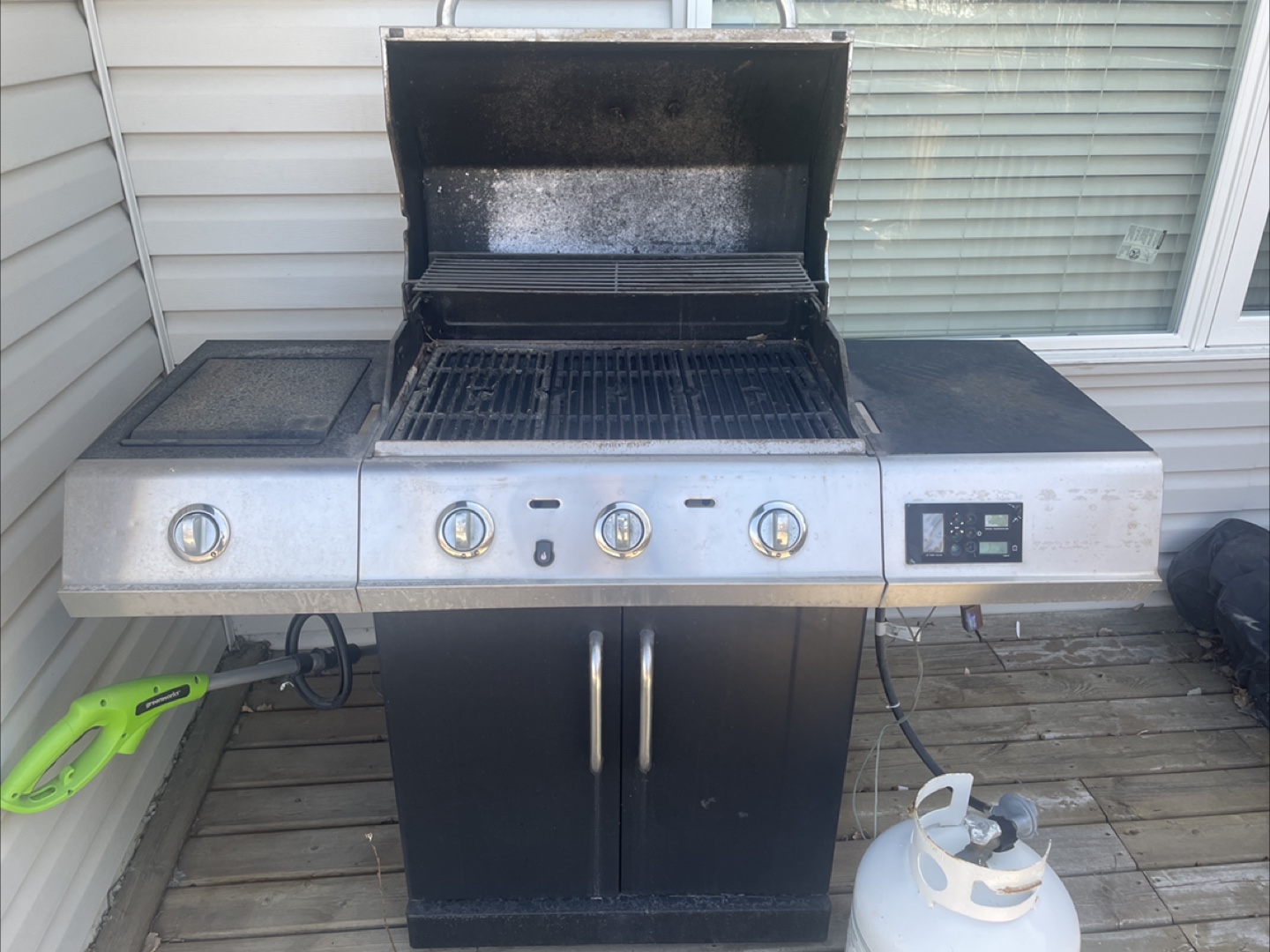 3-Burner Propane BBQ Grill With Gas Cylinder