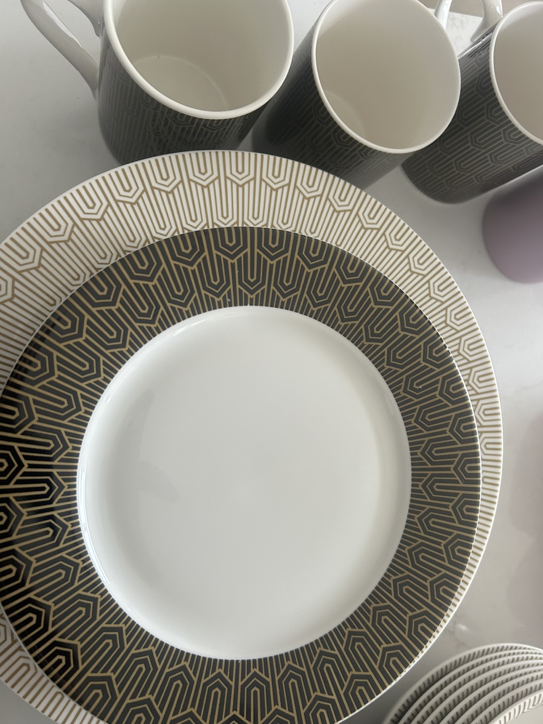 32 piece Elegant Gold and Black Dinnerware Set