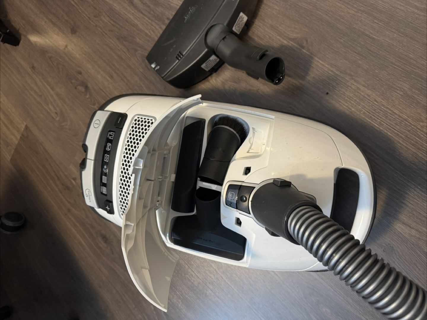 Miele Complete C3 PowerLine Vacuum Cleaner - photo 3