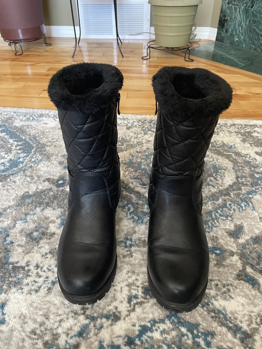 Women's Black Quilted Winter Boots with Faux Fur