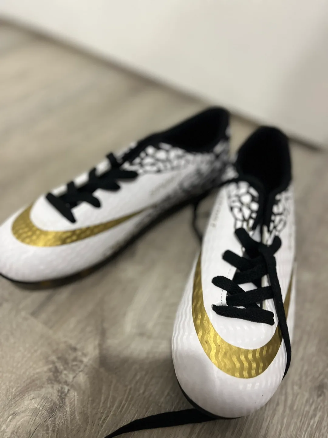 100% brand new🌈✨Soccer Cleats Size 38 image indicator(2)