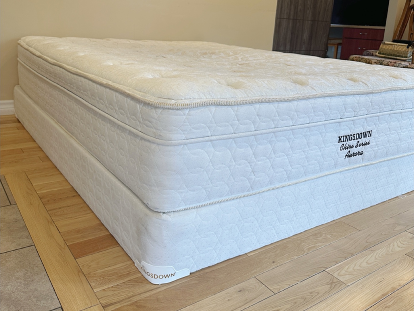 Kingsdown Queen Size Mattress and Boxspring (CAN DELIVER) - photo 4