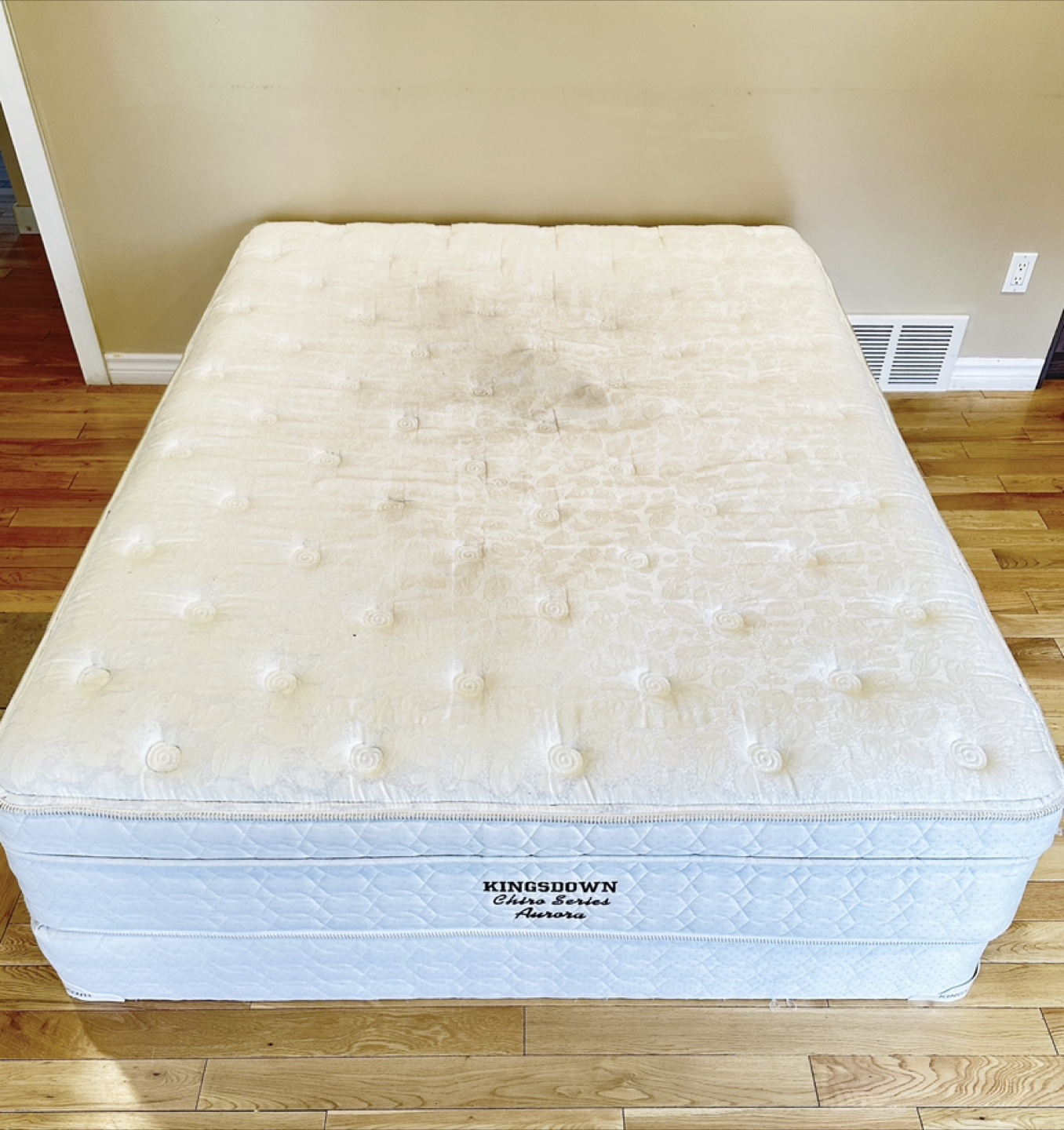 Kingsdown Queen Size Mattress and Boxspring (CAN DELIVER) - photo 5