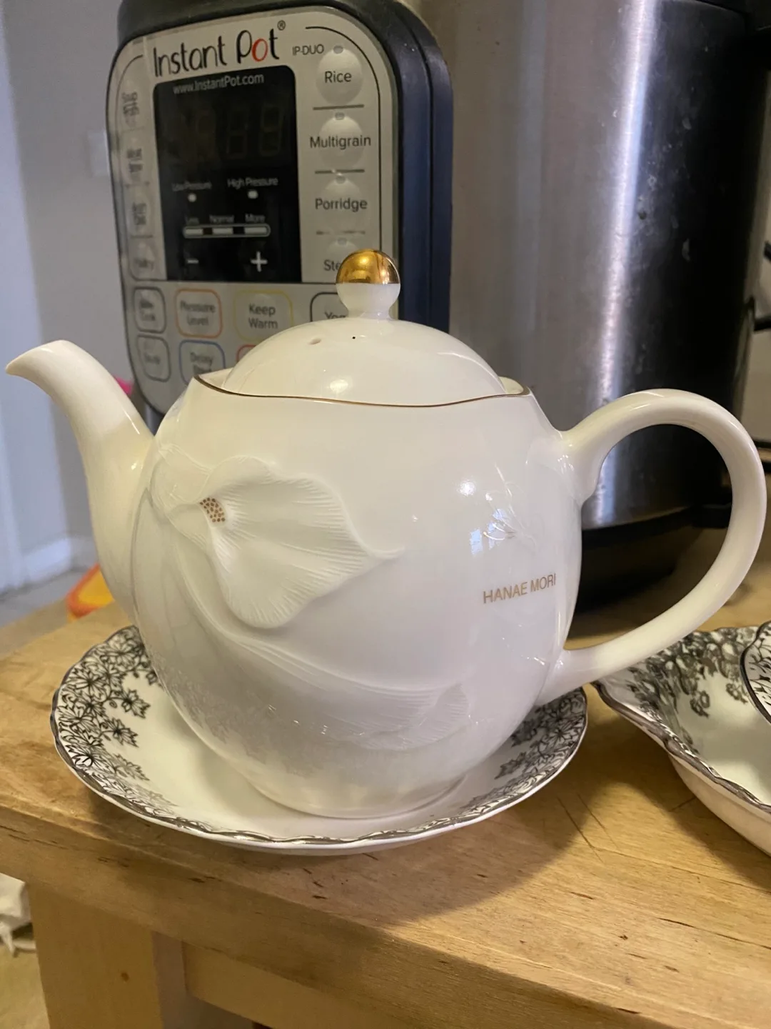 Teapot and Saucer Set image indicator(2)