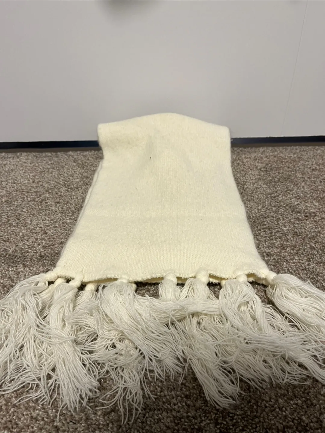 Cream-coloured Knit Scarf with Tassels thumbnail