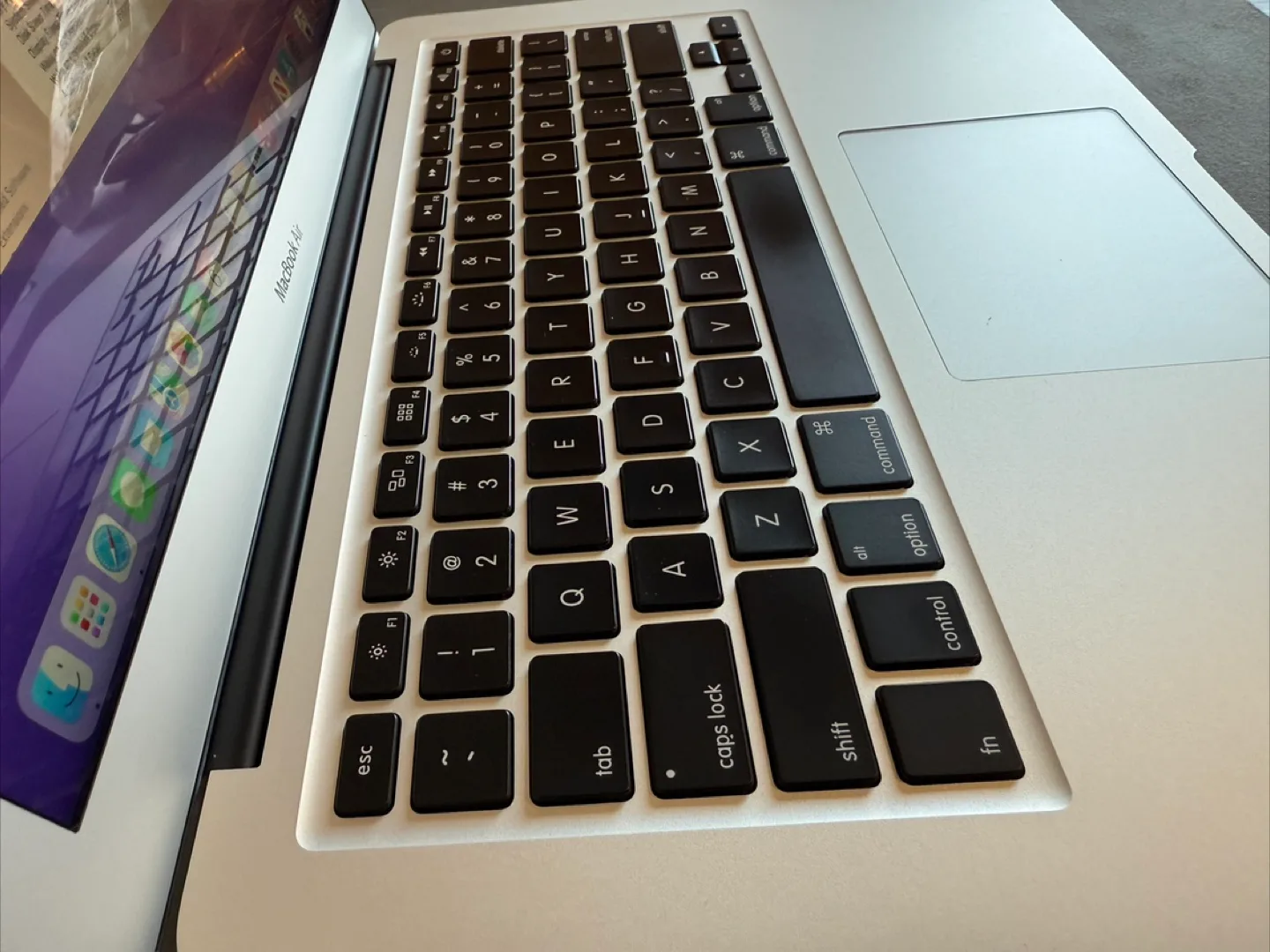 13” MacBook Air (2017) – 1.8Ghz i5 / 8GB RAM / 128GB SSD – image indicator(4)