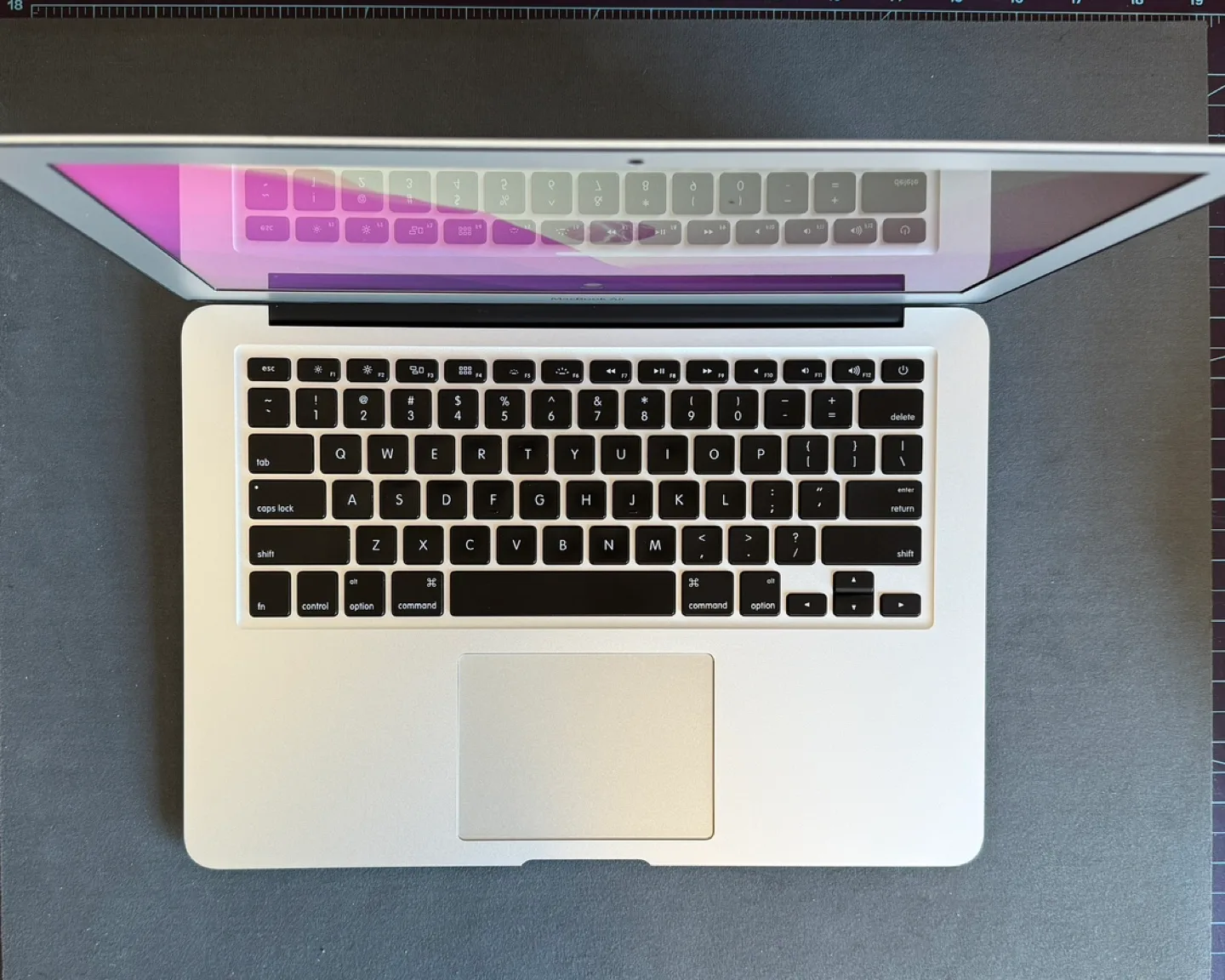 13” MacBook Air (2017) – 1.8Ghz i5 / 8GB RAM / 128GB SSD – image indicator(2)