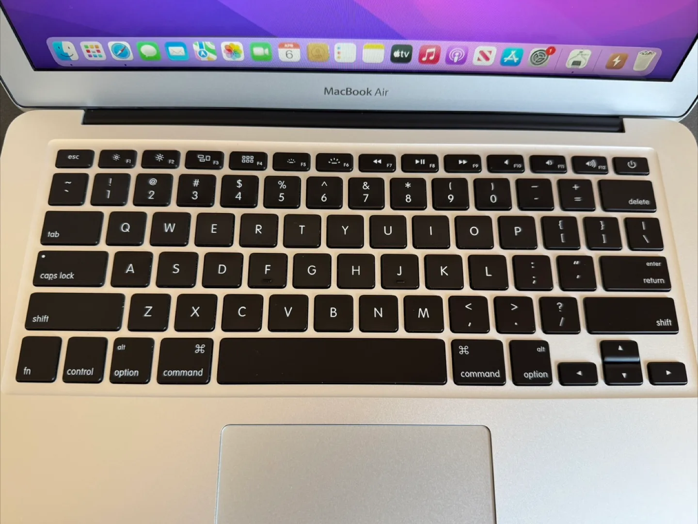 13” MacBook Air (2017) – 1.8Ghz i5 / 8GB RAM / 128GB SSD – image indicator(3)