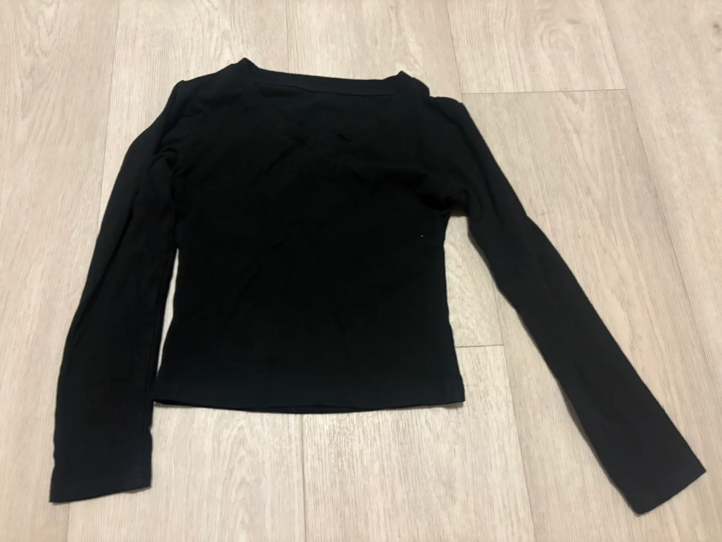 Daily Long Sleeve V-Neck Crop Top thumbnail
