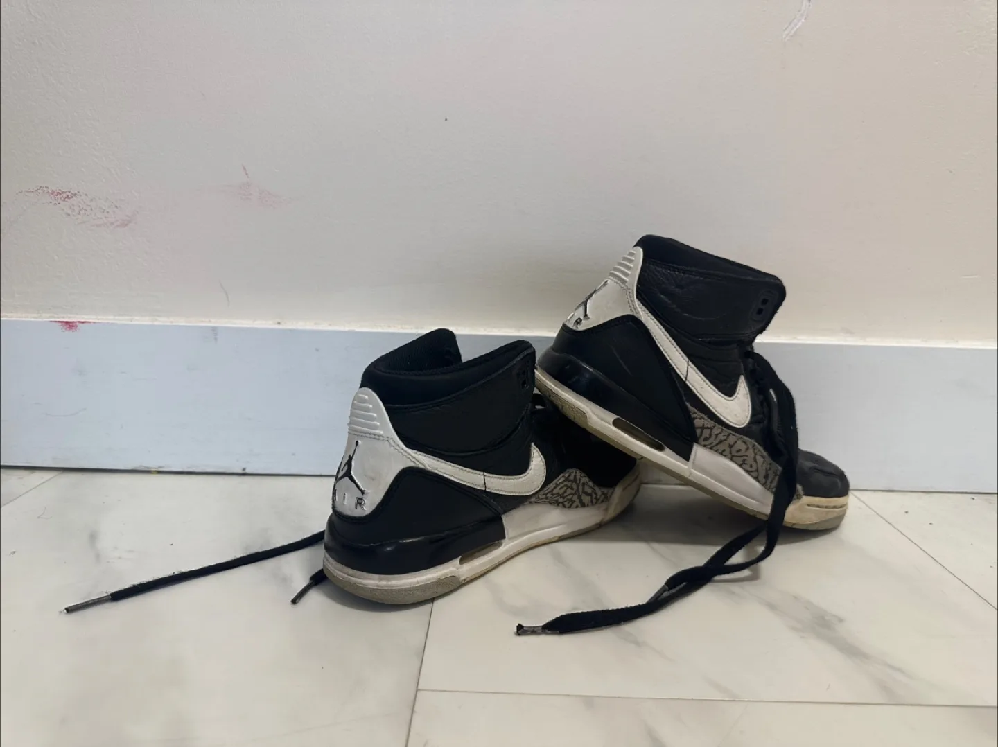 Air Jordan 1 Mid Black and White thumbnail