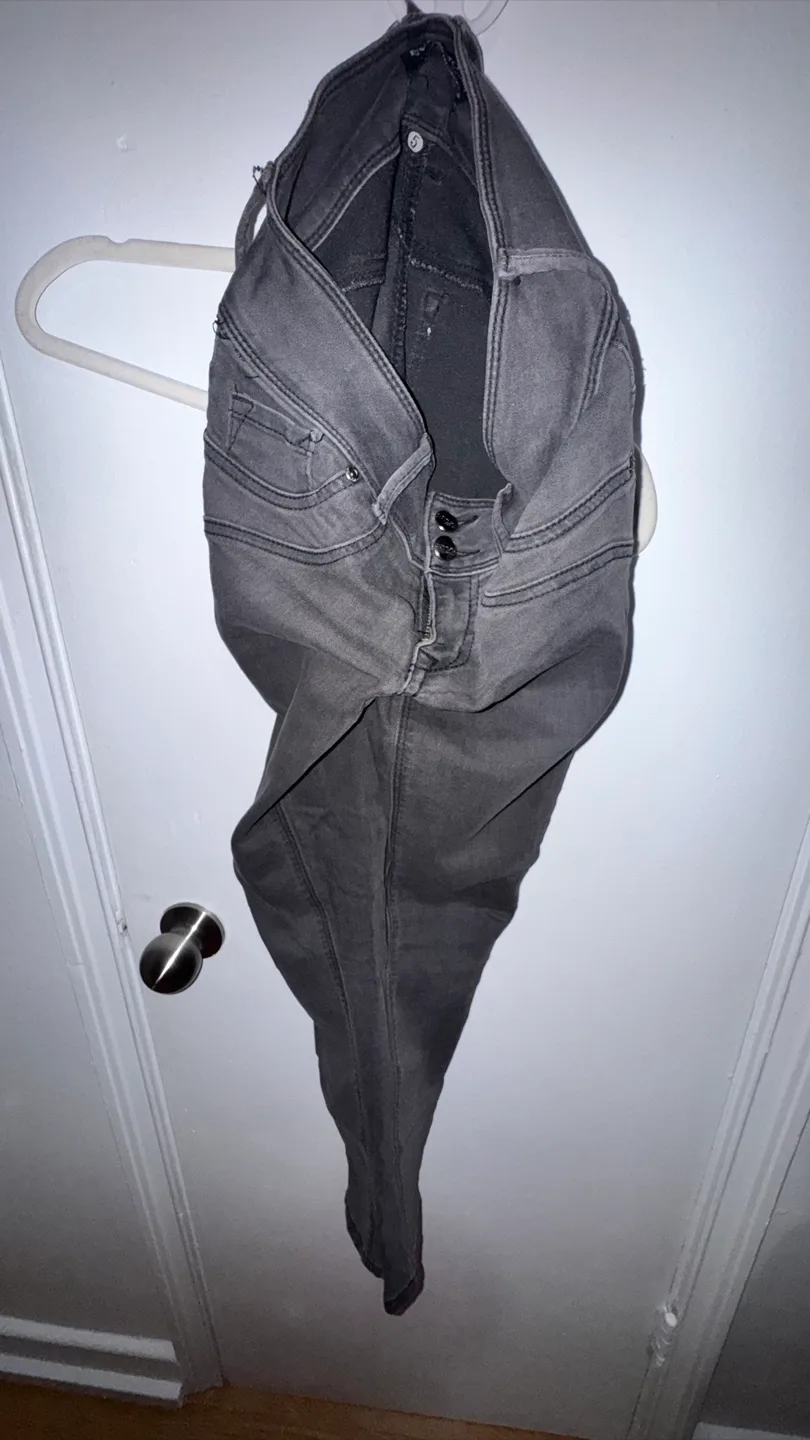 4 pairs of women's jeans - Size 5, 6 & 7 image indicator(7)