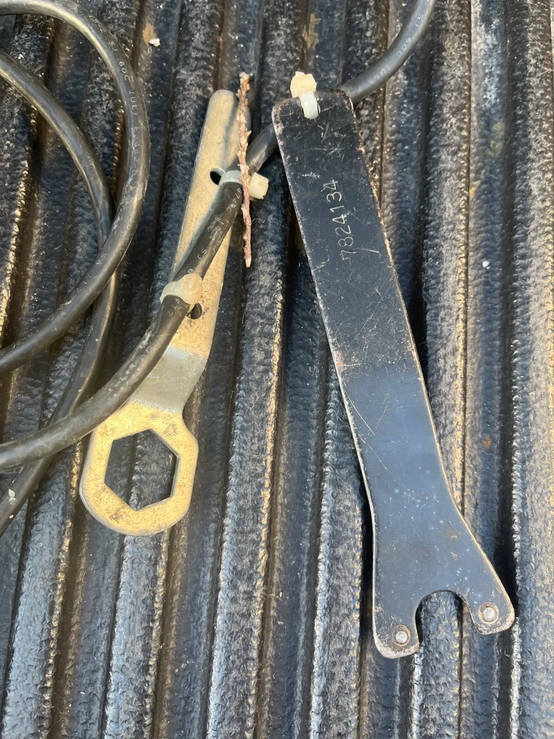 Dewalt 4-1/2" Angle Grinder with Wrench image indicator(4)