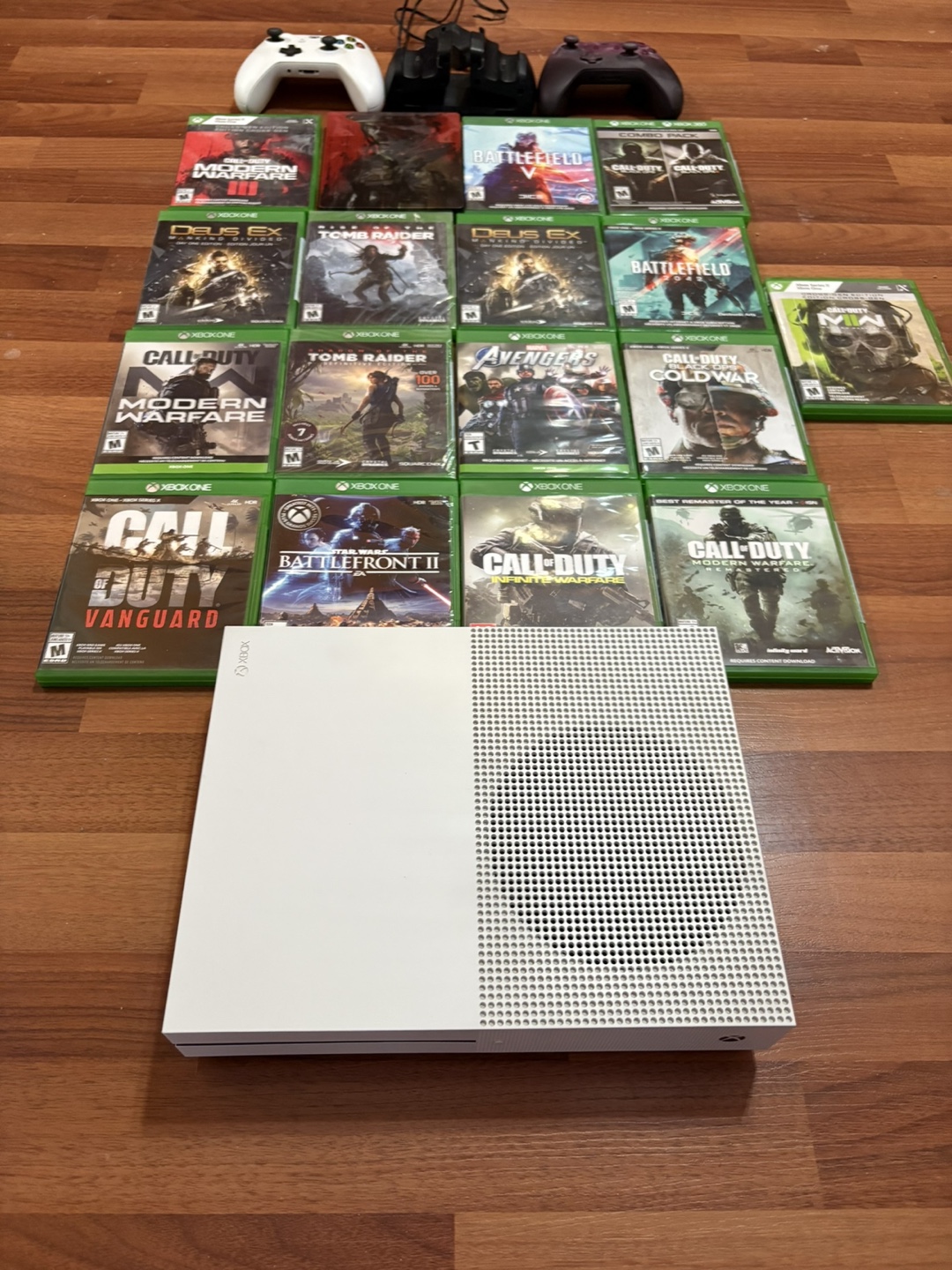 Xbox One S 1TB + 1 Controller+ Charging Station