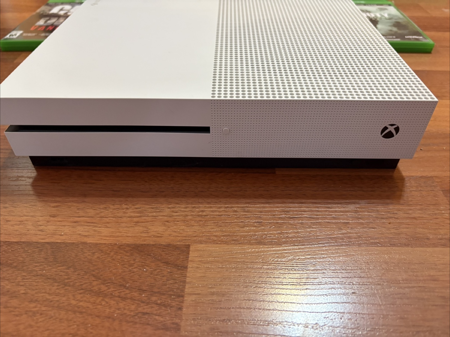 Xbox One S 1TB + 1 Controller+ Charging Station - photo 2