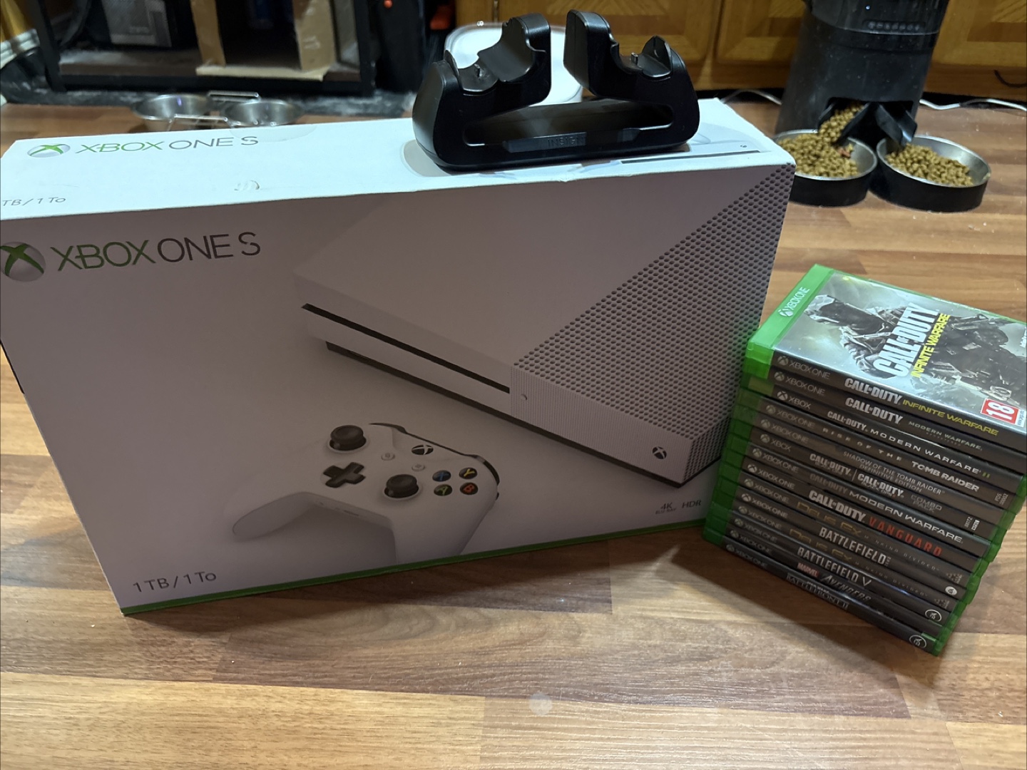 Xbox One S 1TB + 1 Controller+ Charging Station - photo 4