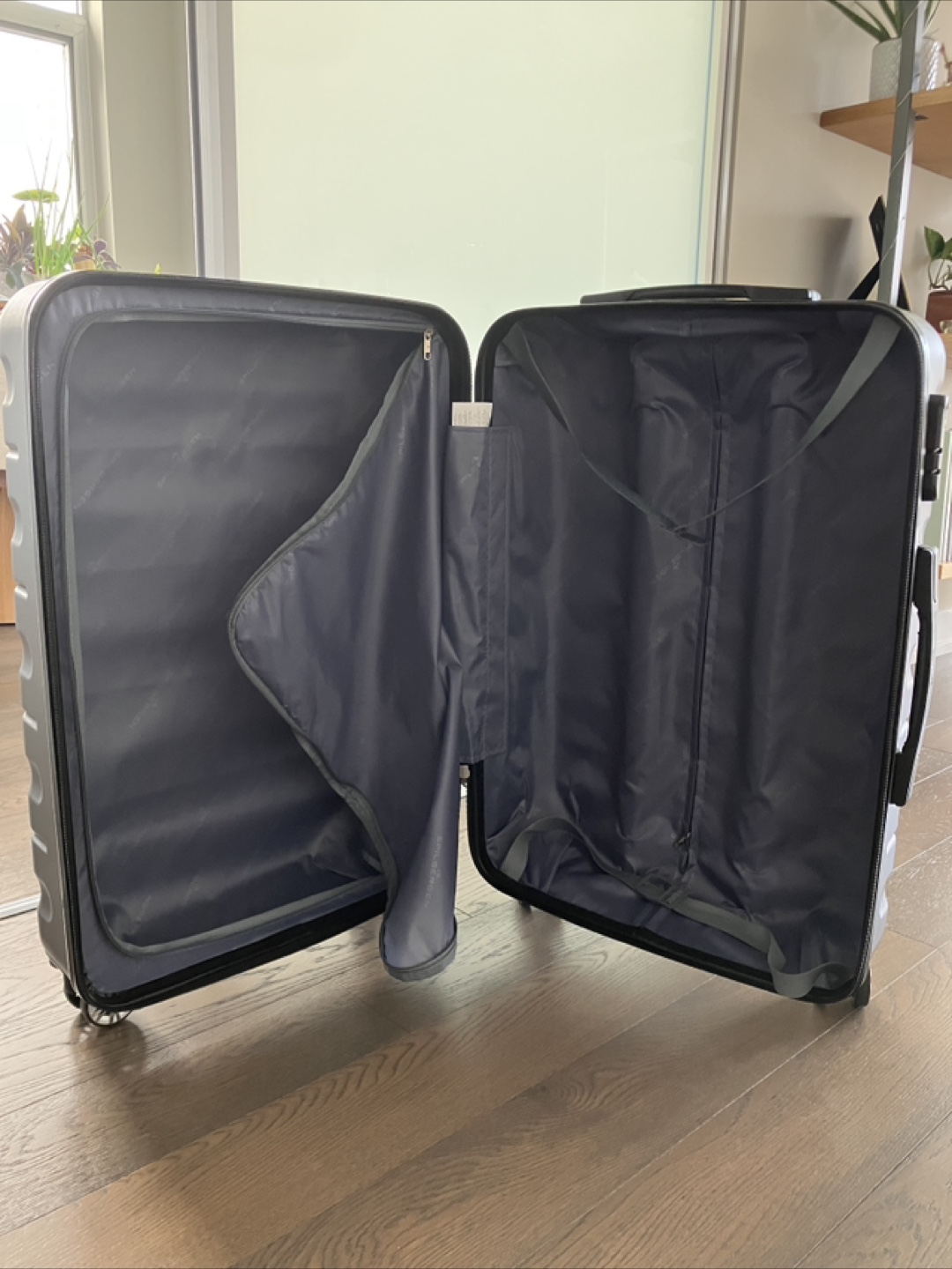 Medium Suitcase - Used Once ! - photo 2