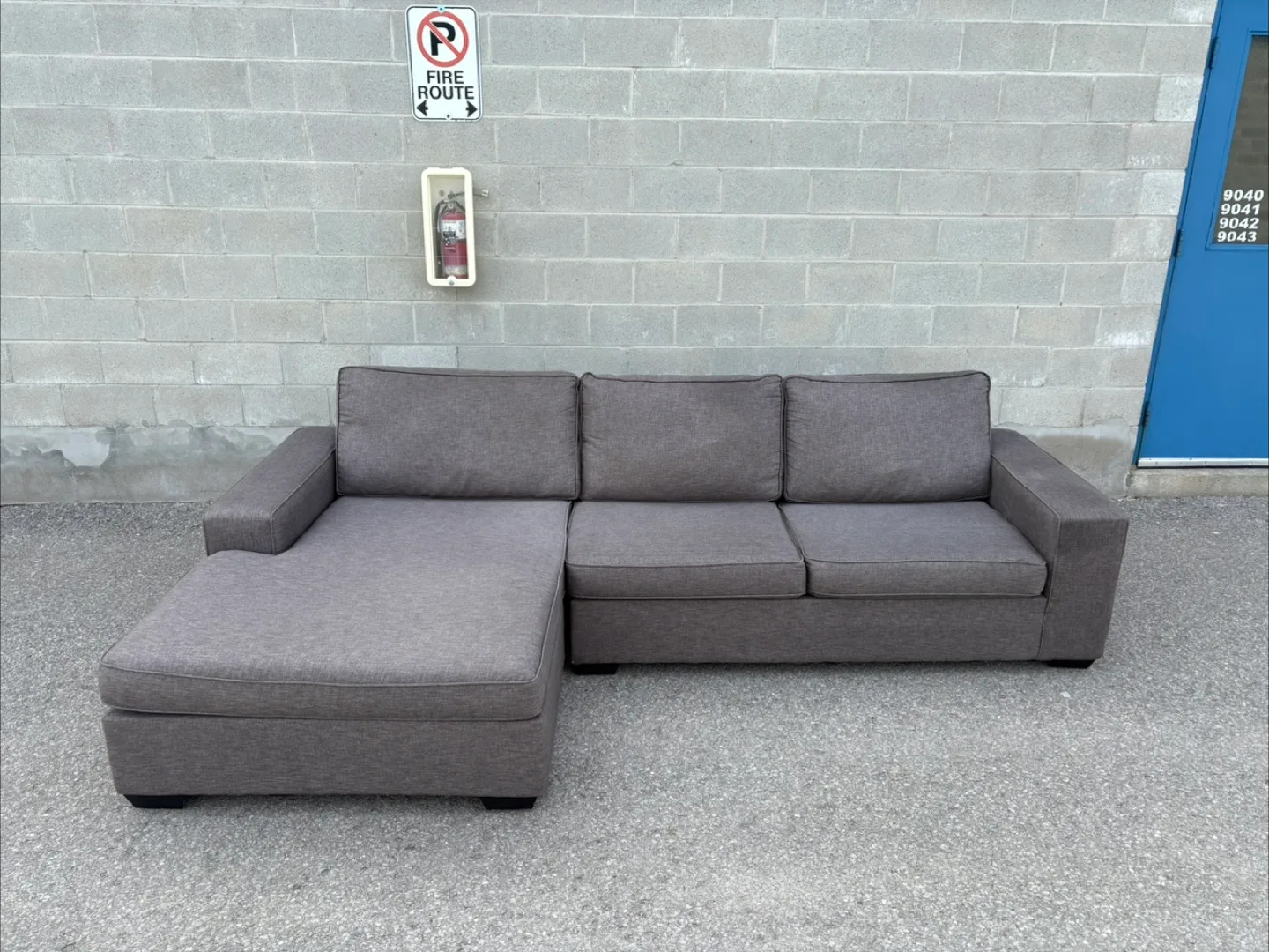 FREE DELIVERY✅• LARGE SECTIONAL COUCH / SOFA w/ LARGE CHAISE thumbnail