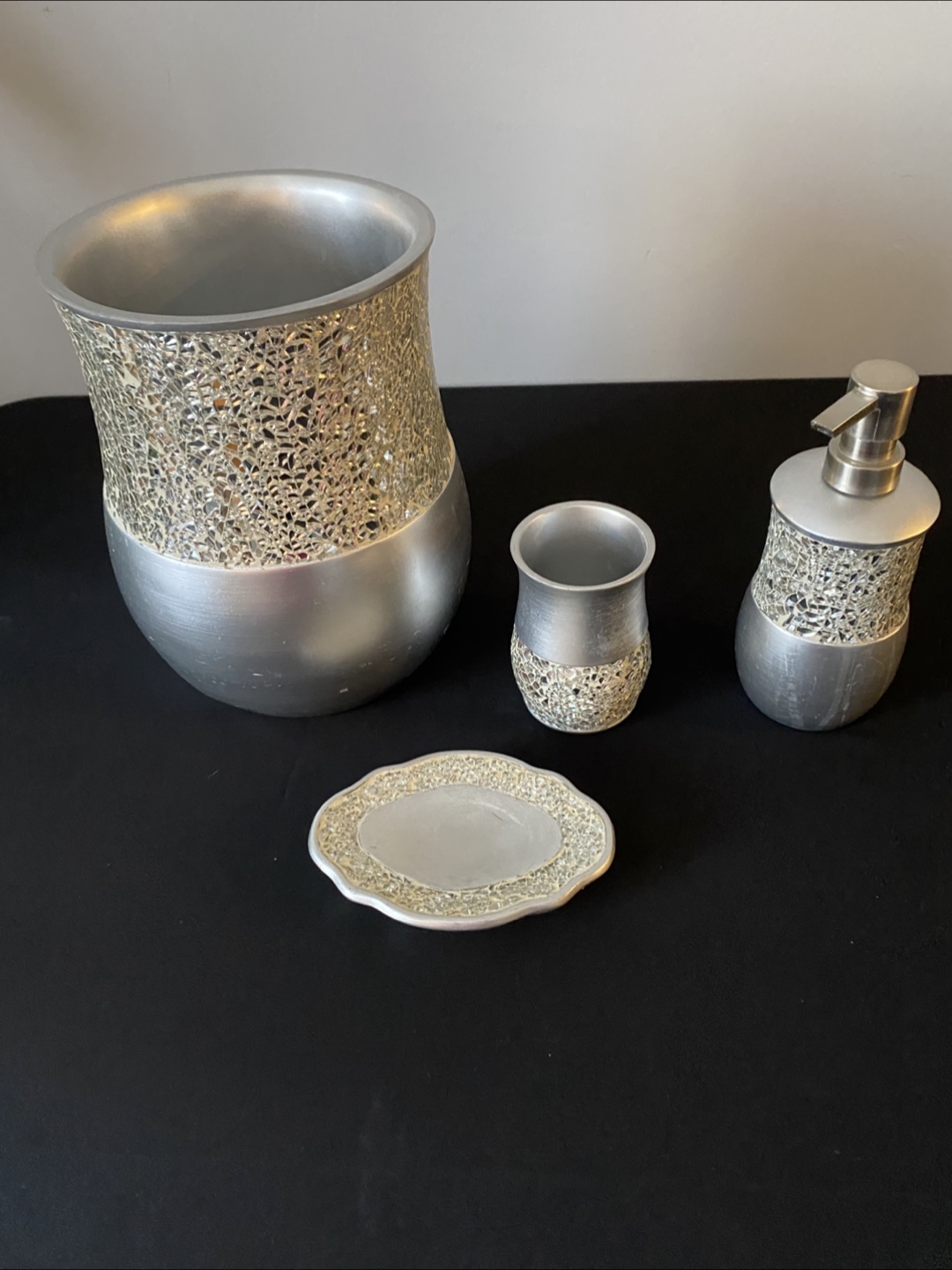 Elegant Silver Mosaic Bathroom Accessory Set - photo 3