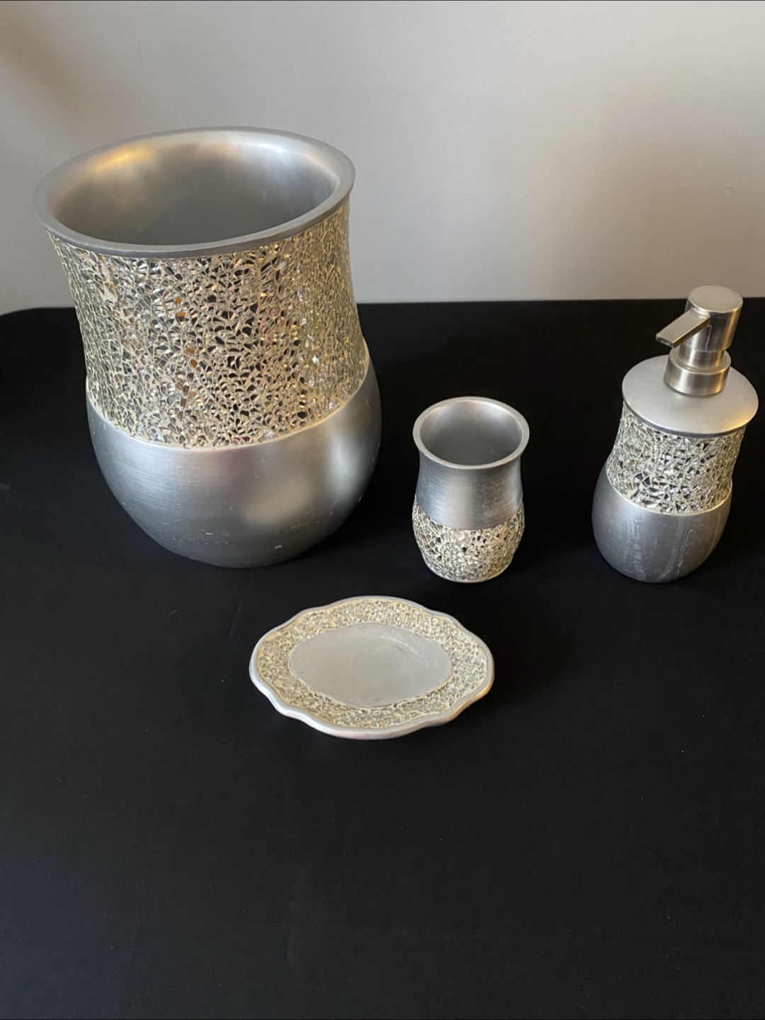 Elegant Silver Mosaic Bathroom Accessory Set - photo 2