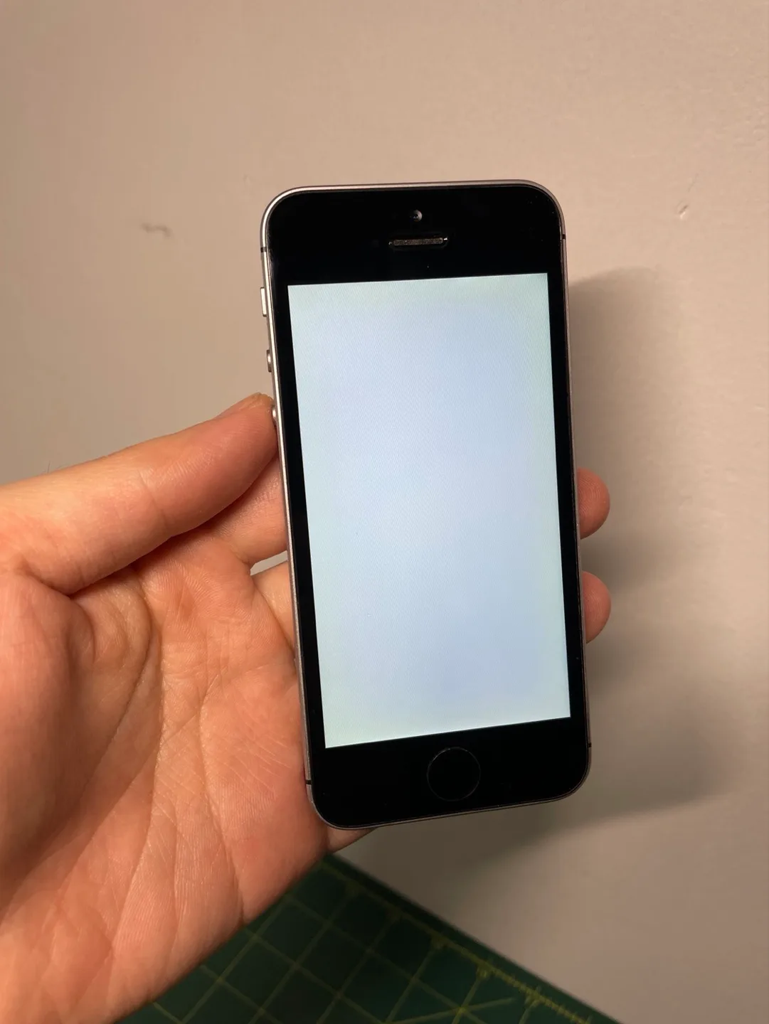 iPhone SE (1st Gen) – Space Gray, 32GB image indicator(3)