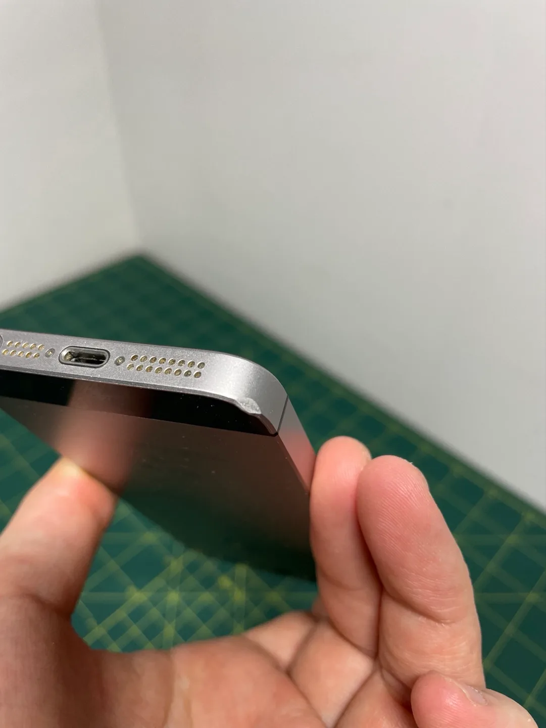 iPhone SE (1st Gen) – Space Gray, 32GB image indicator(2)