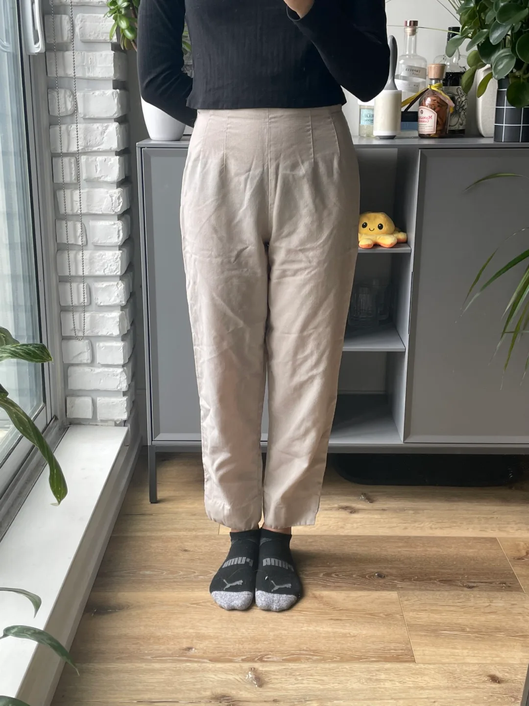 Linen High-Waisted Trousers thumbnail