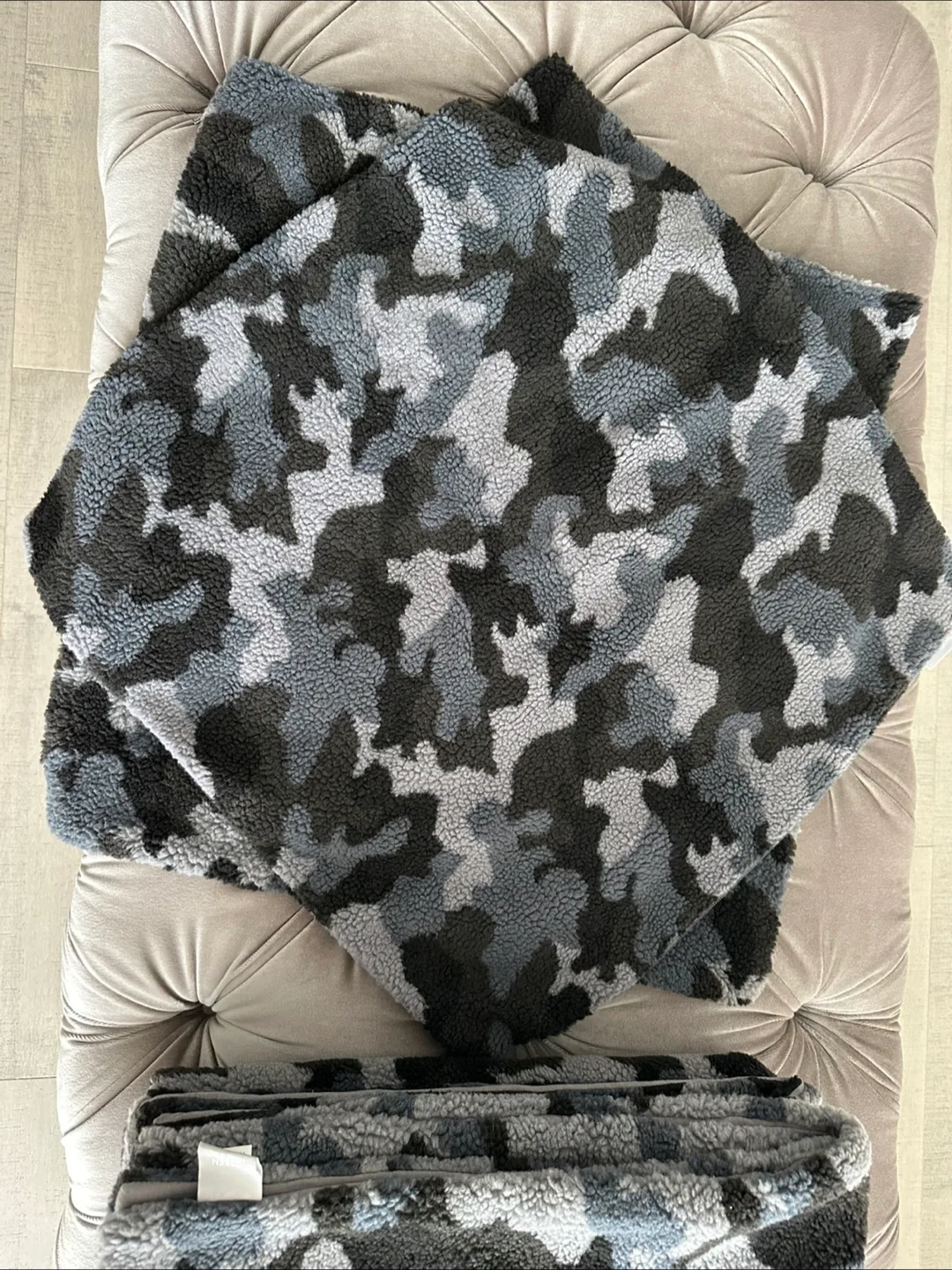 Restoration Hardware-Teen Comforter + Two Euro Shams image indicator(3)