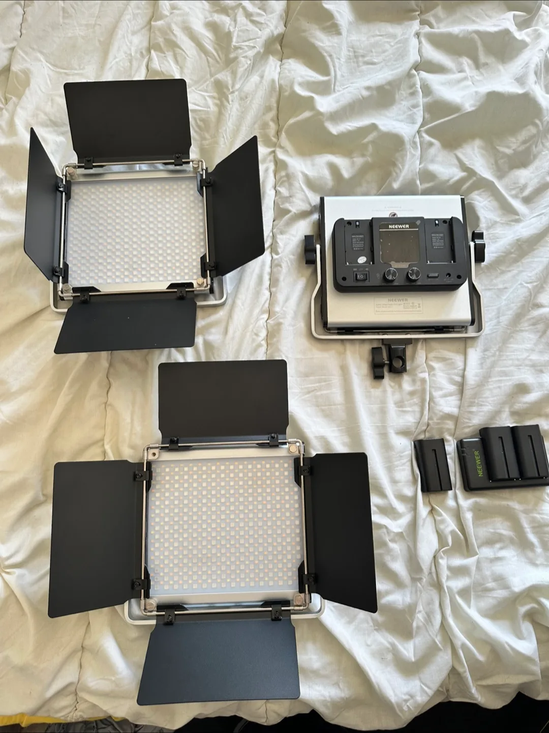 Neewer 3-Pack 480 RGB LED Light Kit with App Control image indicator(2)