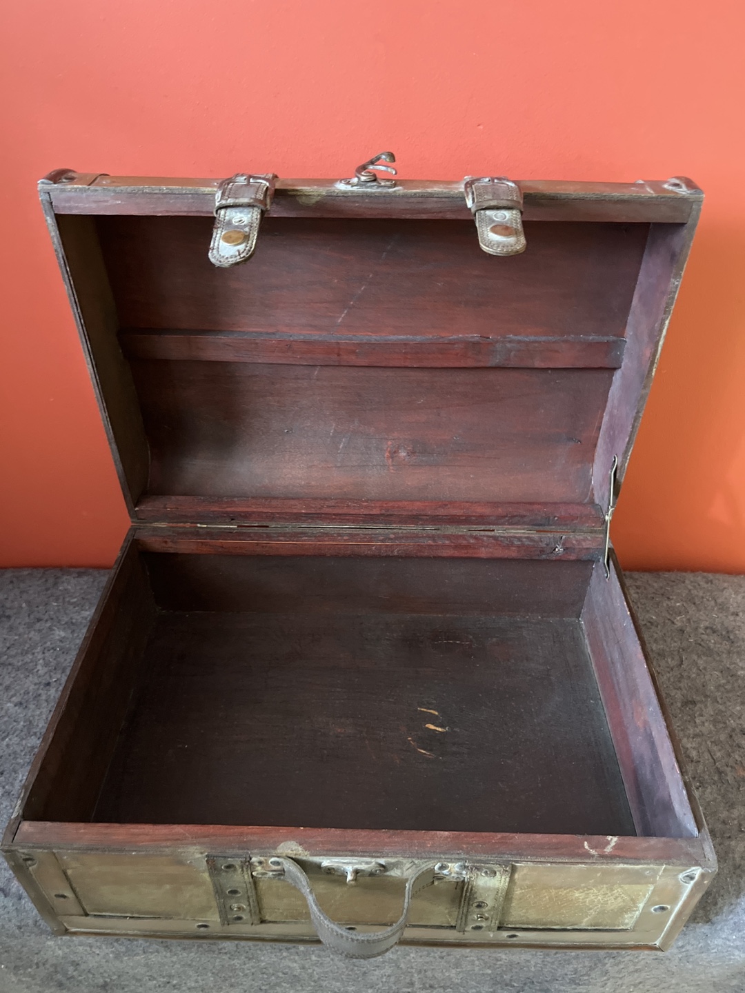 Vintage-Style Wooden Trunk - photo 2