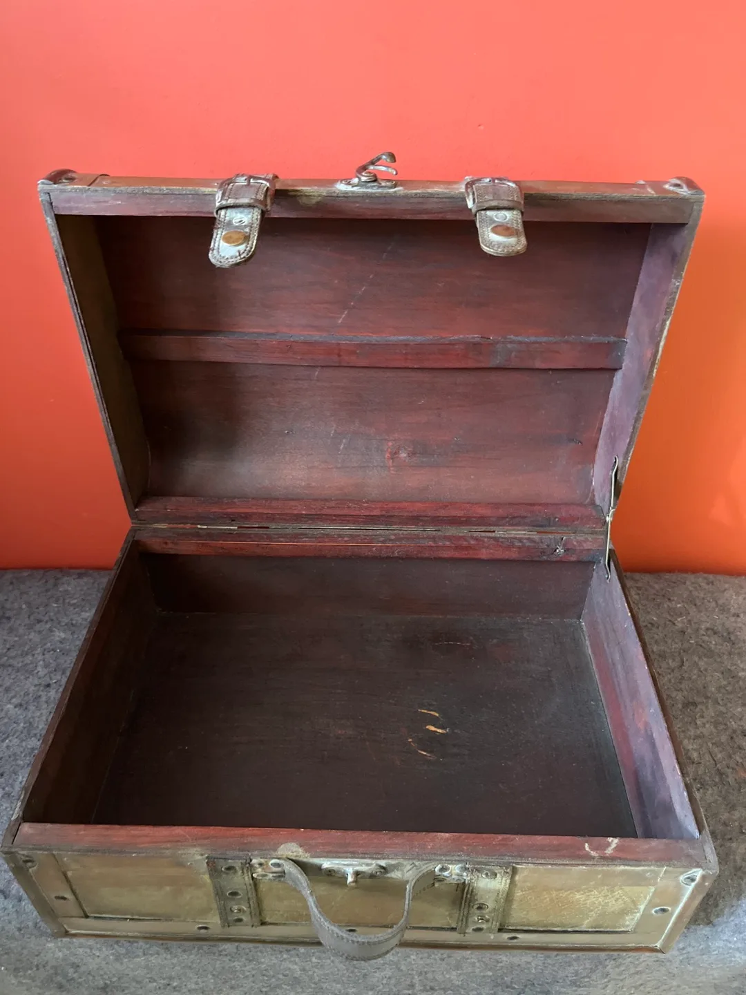 Vintage-Style Wooden Trunk image indicator(2)