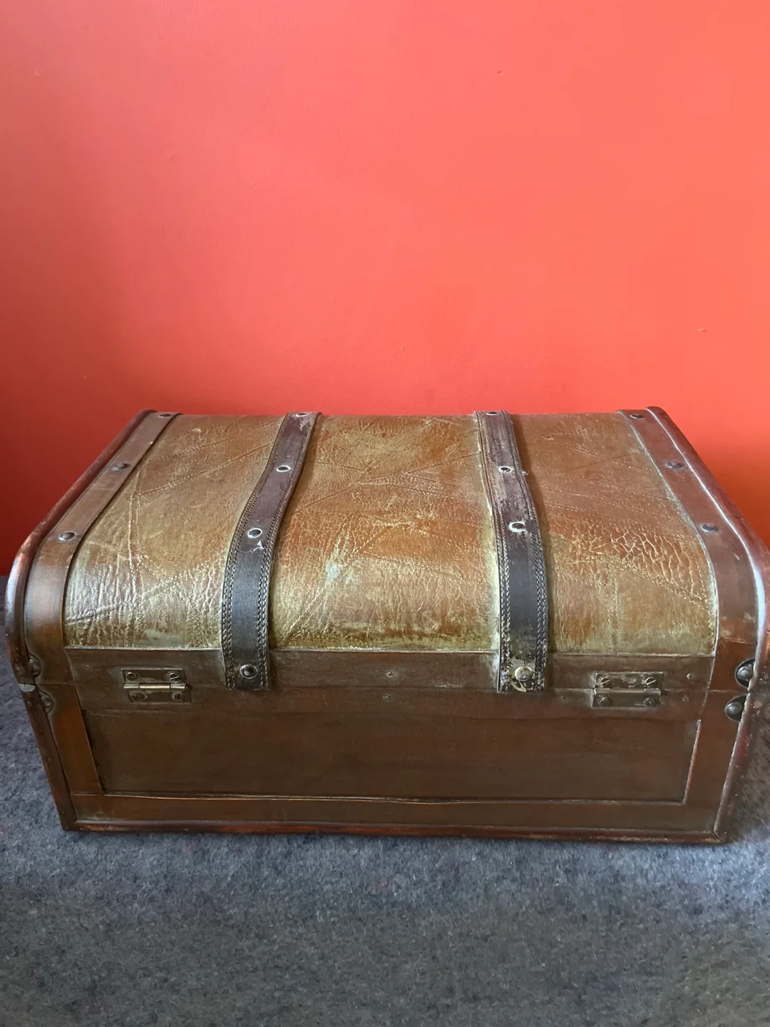 Vintage-Style Wooden Trunk image indicator(3)