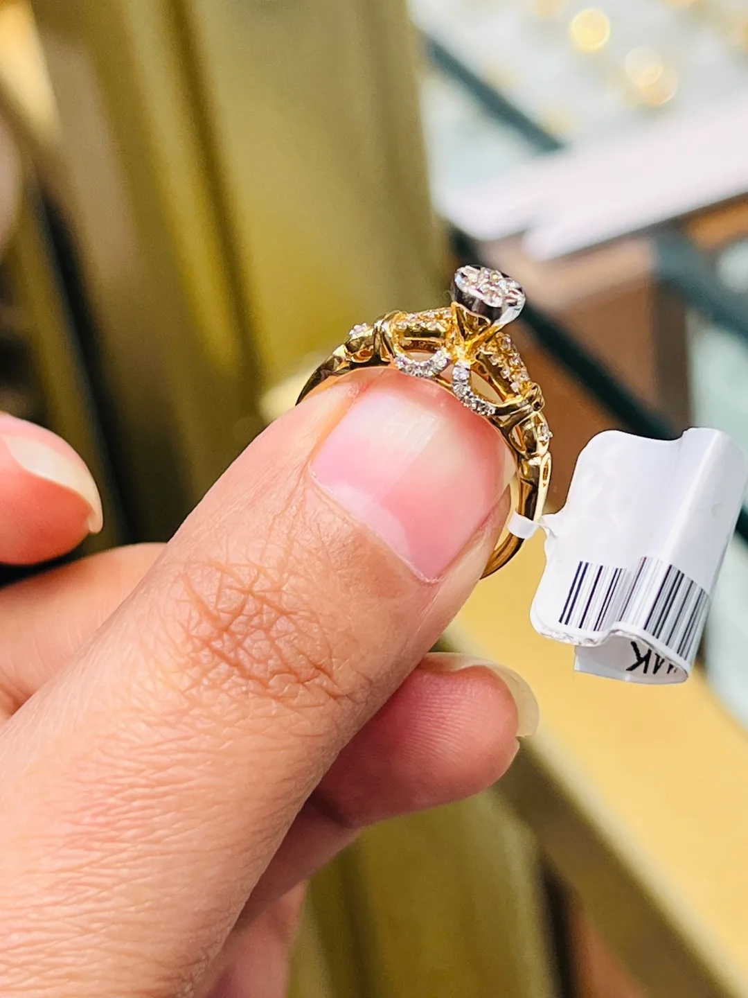 Elegant Diamond Ring thumbnail