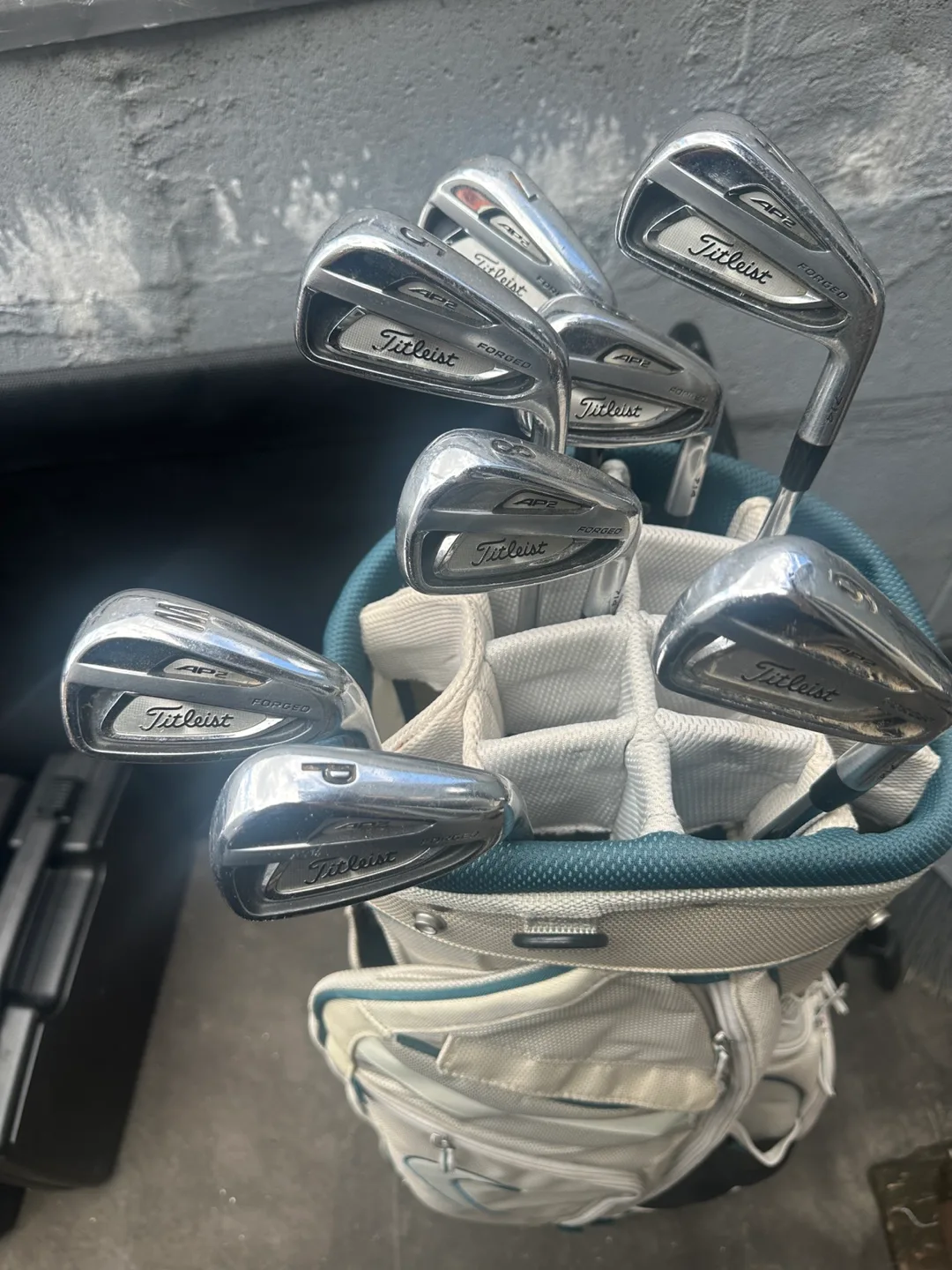 GOLF -USED TITLEIST AP IRON SET W EXTRAS thumbnail