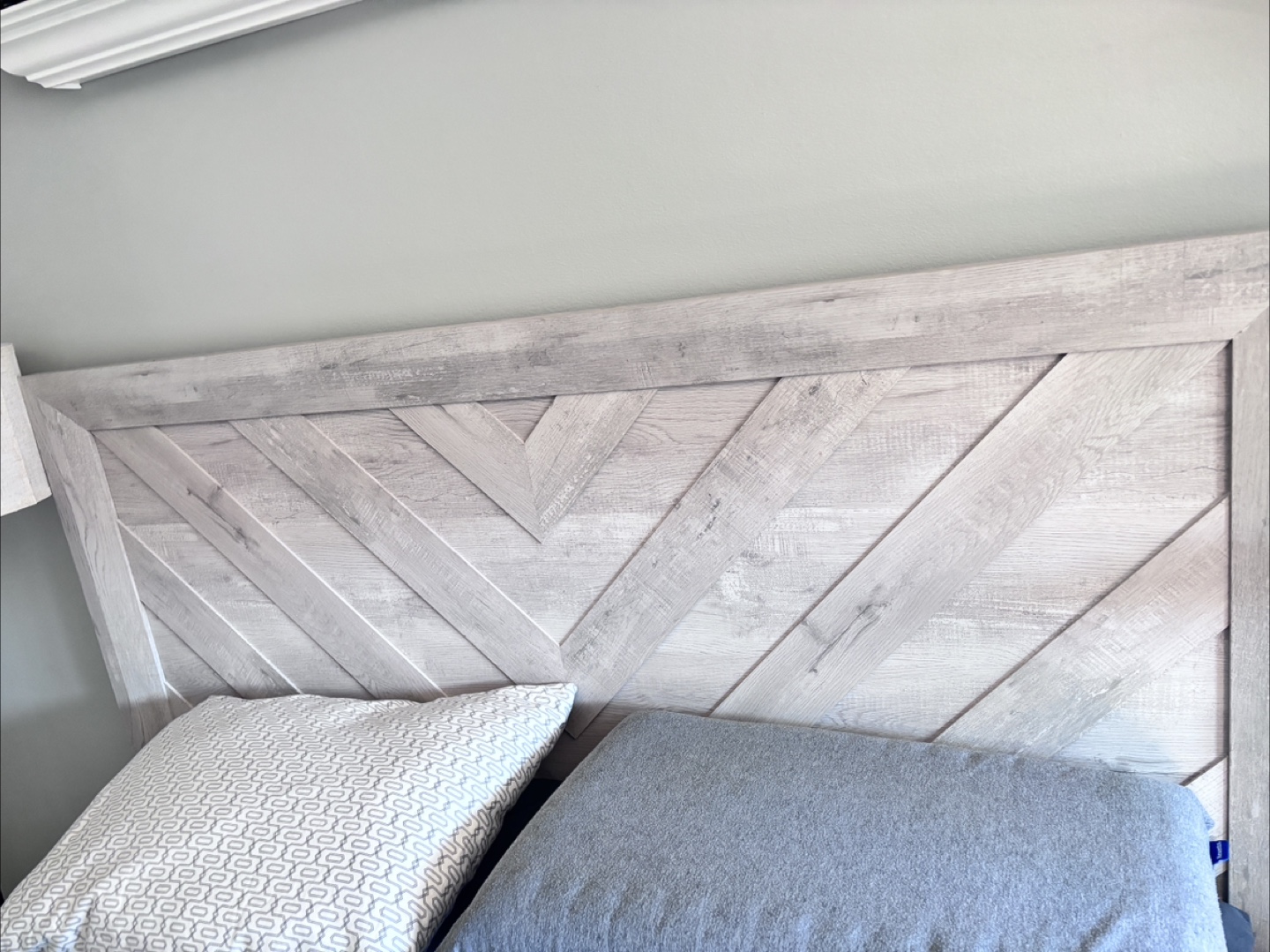 Queen Size Bed Frame with Distressed White Wood Headboard - photo 3