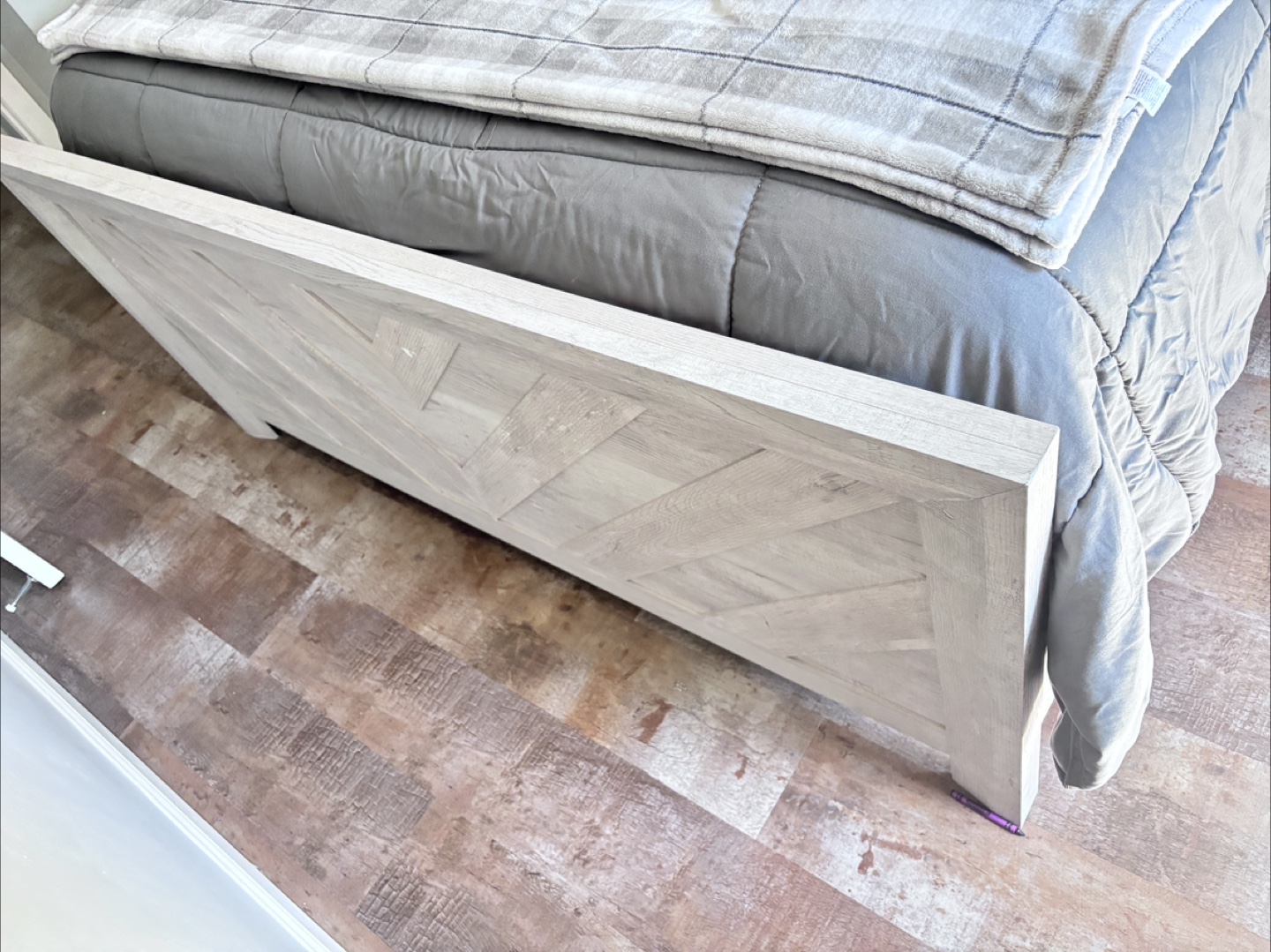 Queen Size Bed Frame with Distressed White Wood Headboard - photo 2