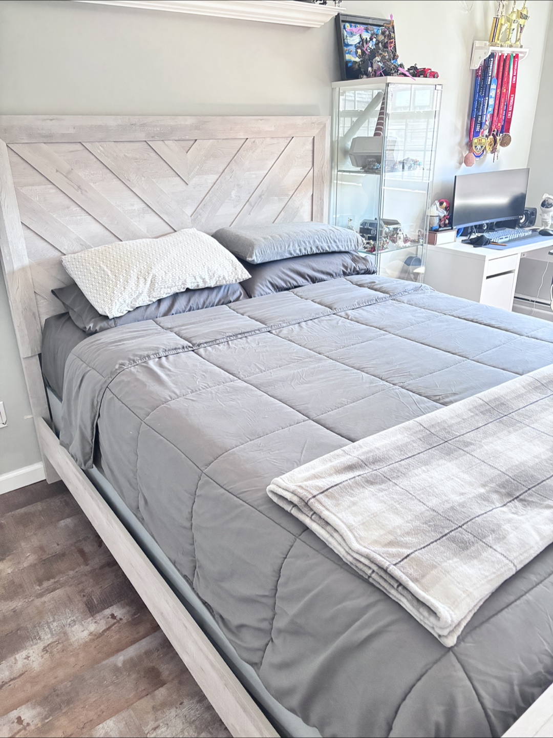 Queen Size Bed Frame with Distressed White Wood Headboard - photo 5
