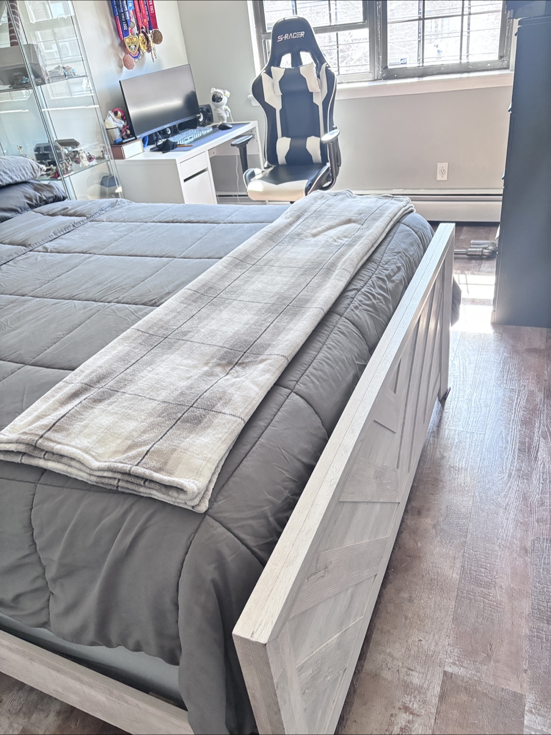 Queen Size Bed Frame with Distressed White Wood Headboard - photo 4