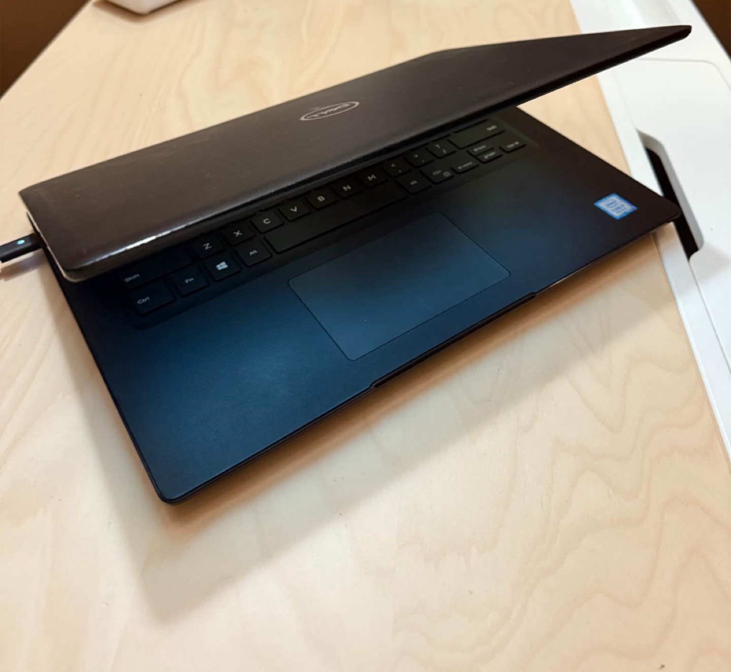 Dell Latitude 3400 Laptop - photo 3