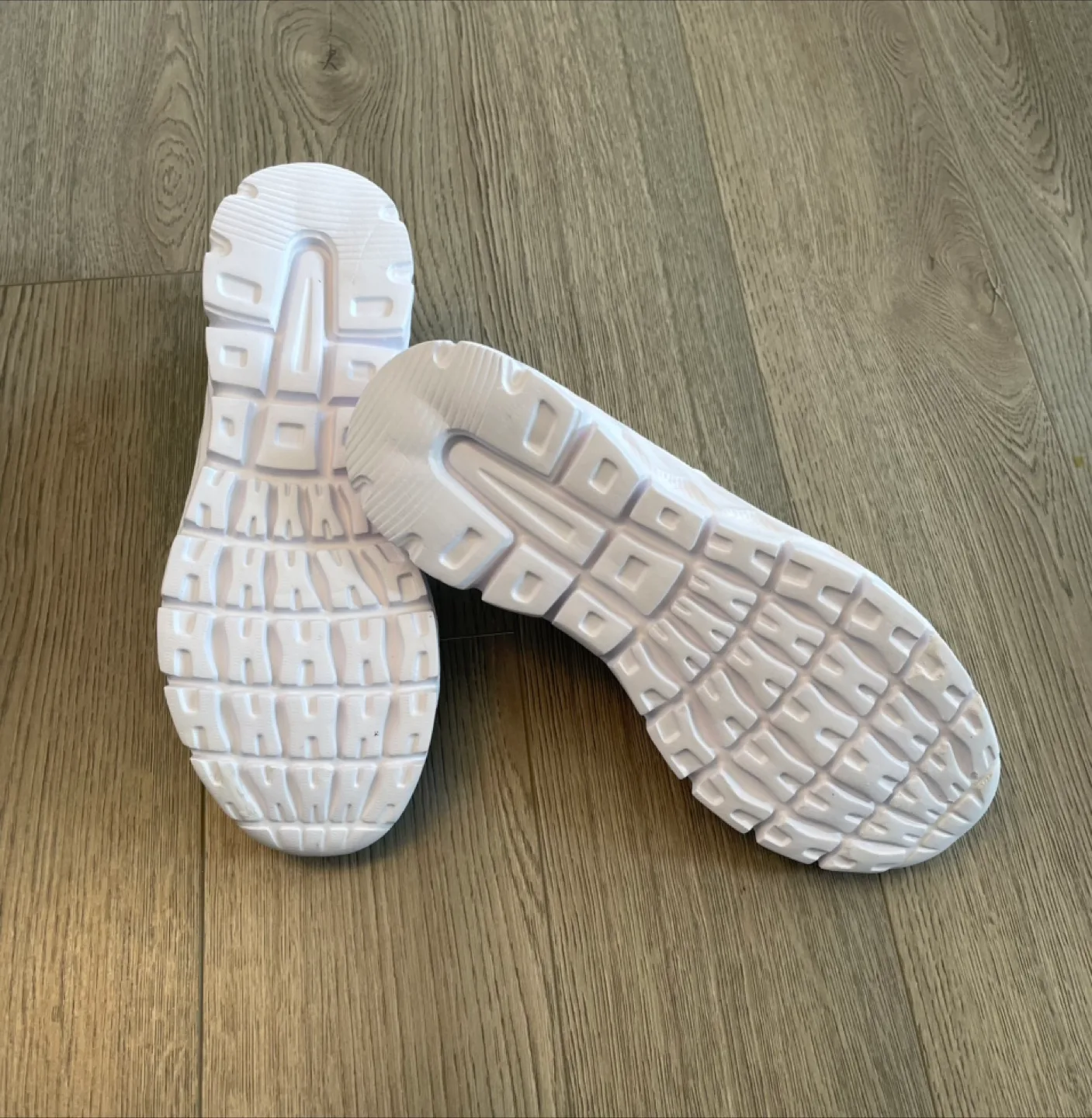 White Knit Sneakers - Size 9.5 image indicator(3)