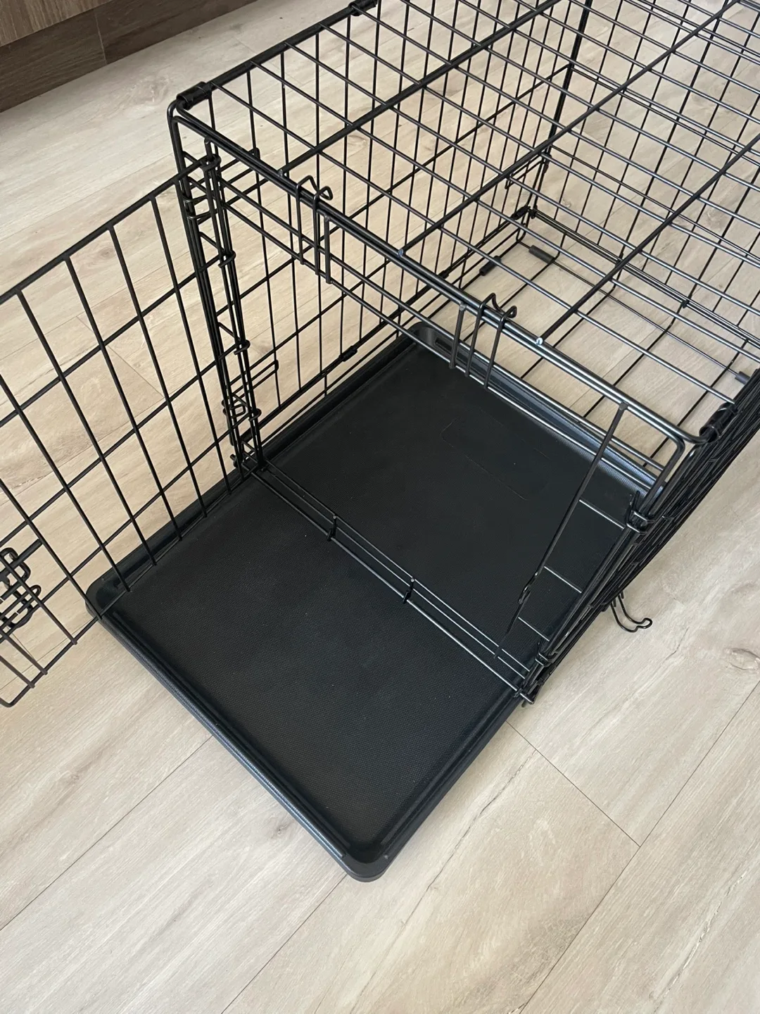 Black Metal Dog Crate (24”L x 18”W x 20”H) image indicator(3)