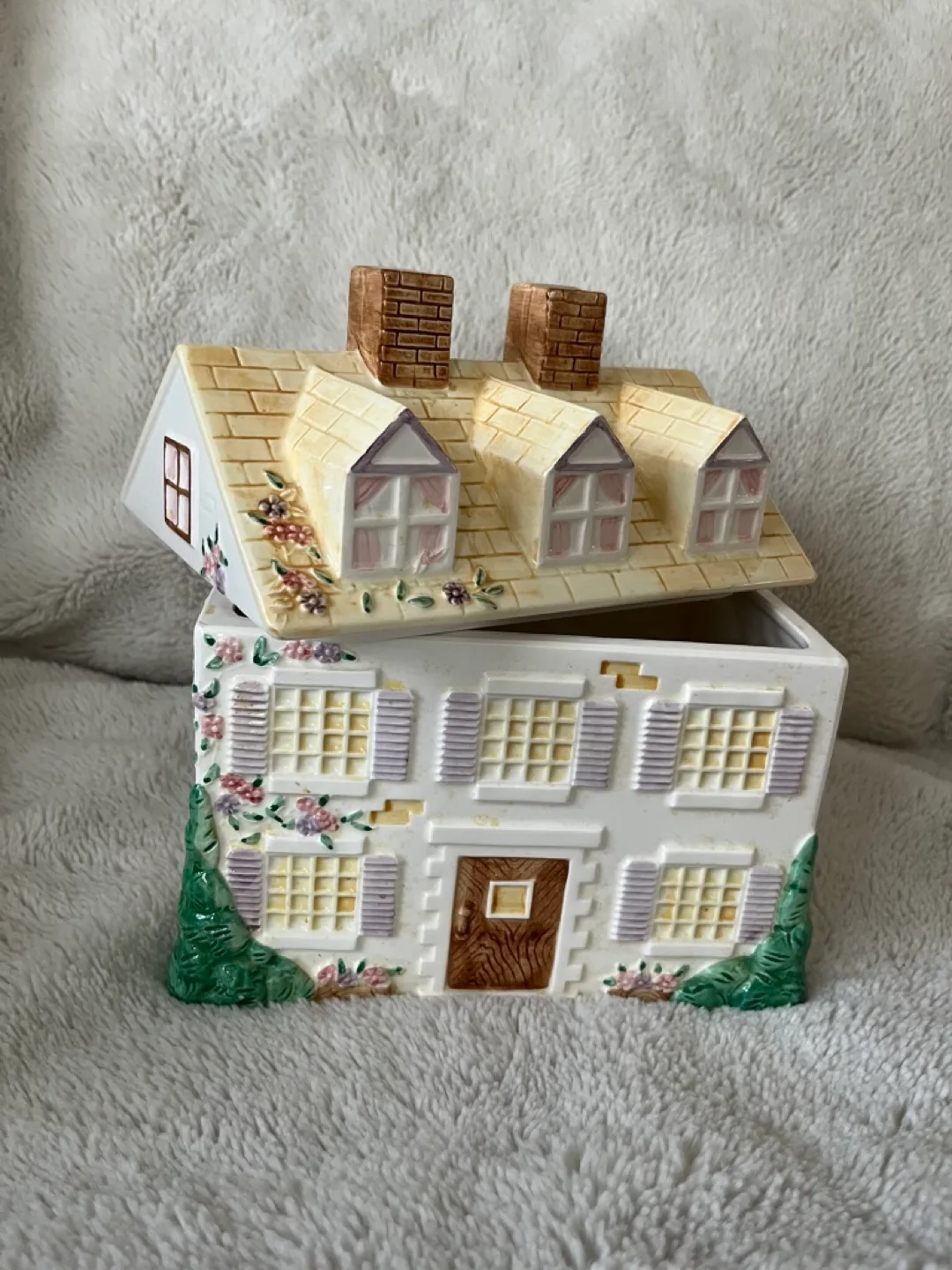 ‼️Vintage ‼️House Shaped Cookie Jar image indicator(2)