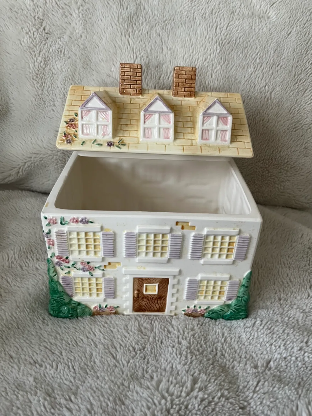 ‼️Vintage ‼️House Shaped Cookie Jar image indicator(3)