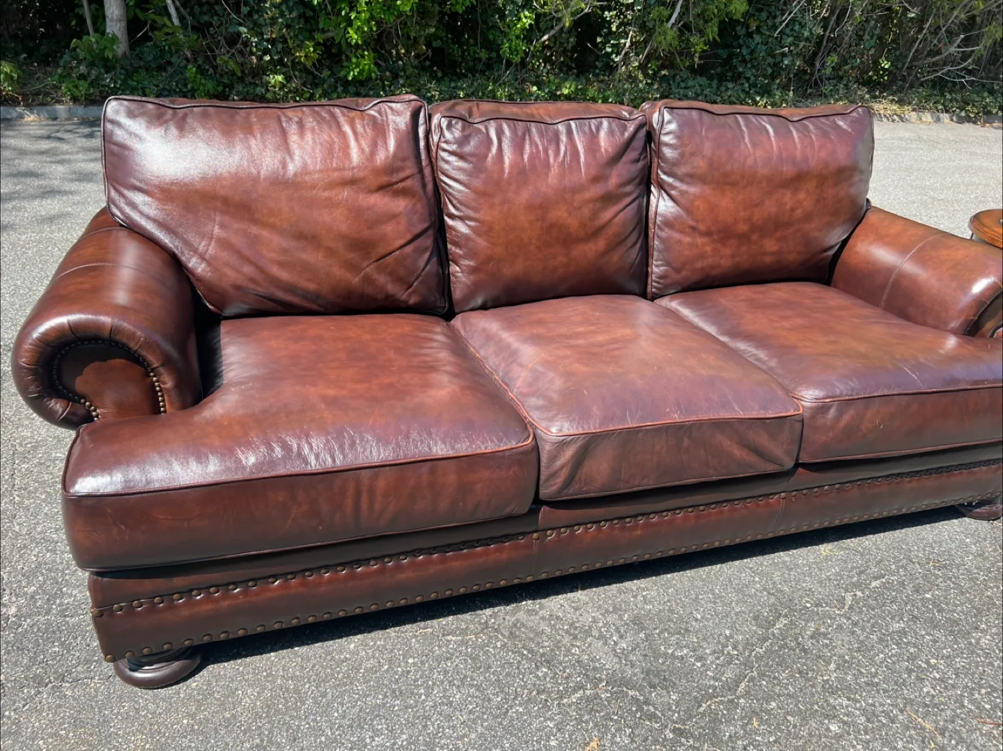 🚚** Free Delivery ** Bernhardt Foster Leather Couch 🚚 image indicator(5)