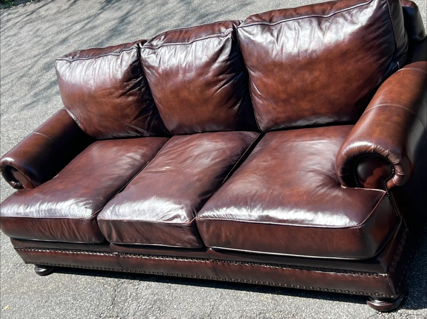 🚚** Free Delivery ** Bernhardt Foster Leather Couch 🚚 image indicator(2)