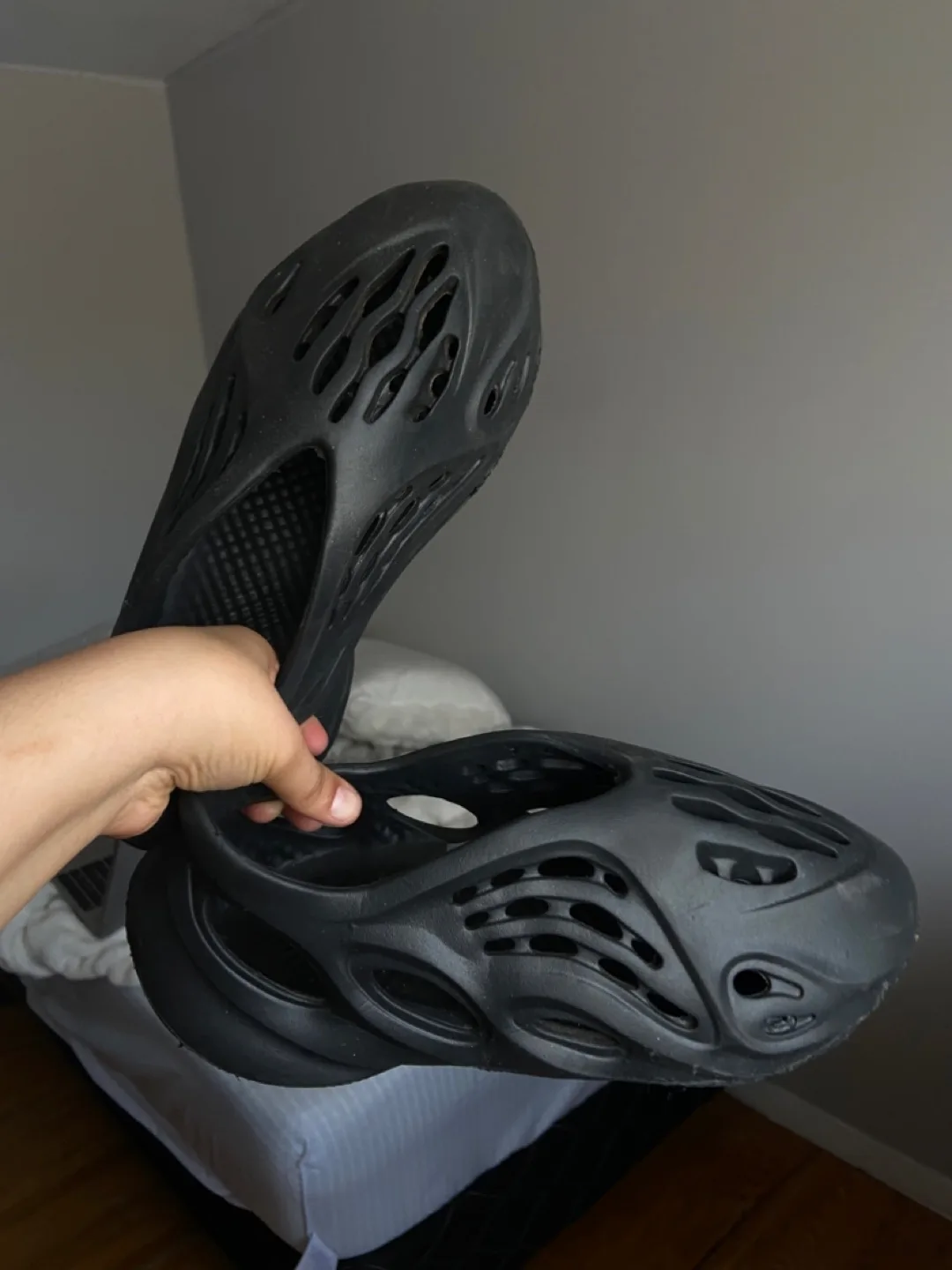 Yeezy Foam Crocs-Style not original image indicator(2)