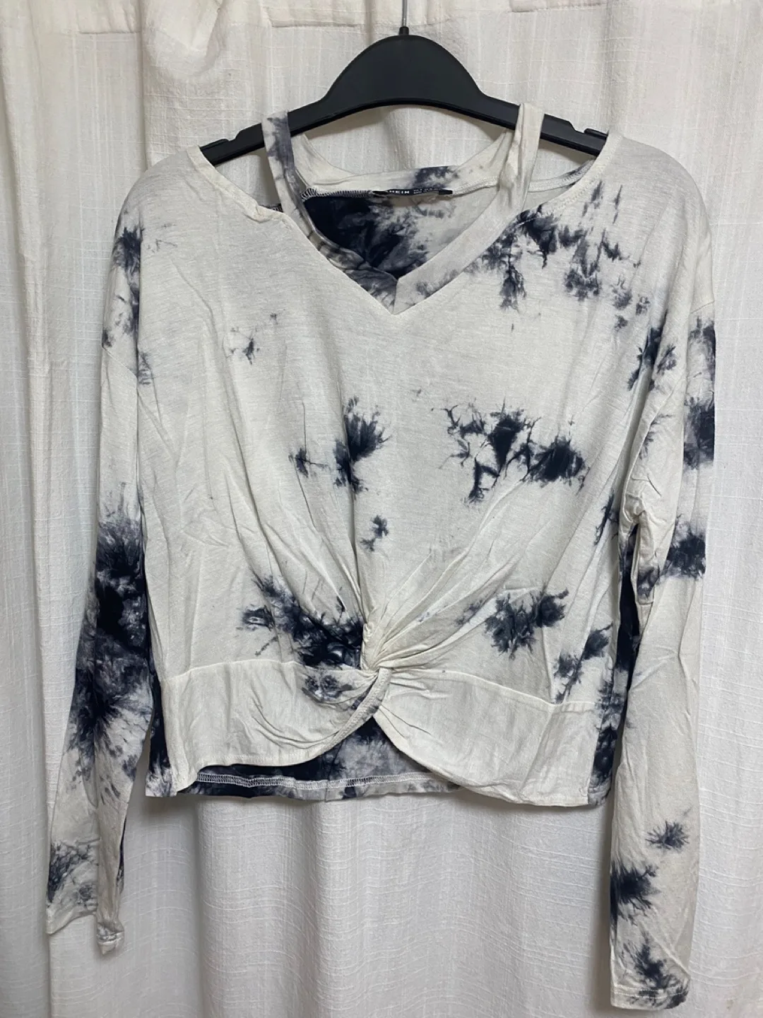 SHEIN Black and Tie-Dye Long Sleeve Crop Tops (Bundle of 2) image indicator(2)