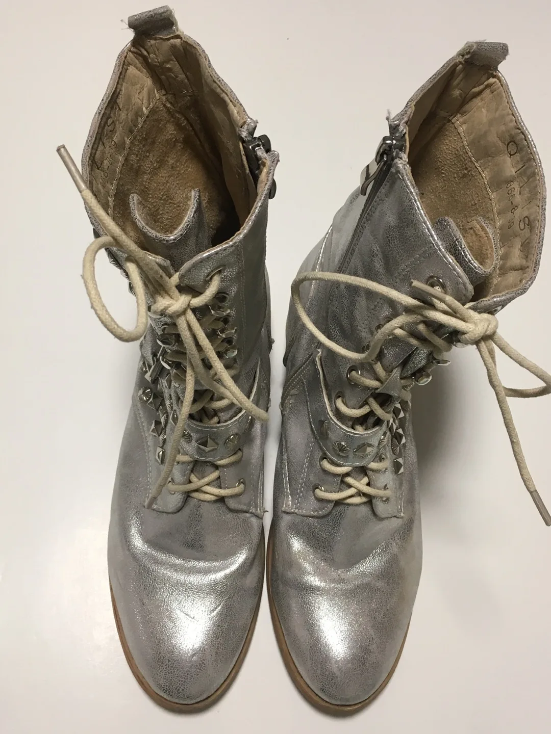 🧡 Women's Silver Stud Spikes Laces Boot size 8 Casual image indicator(3)